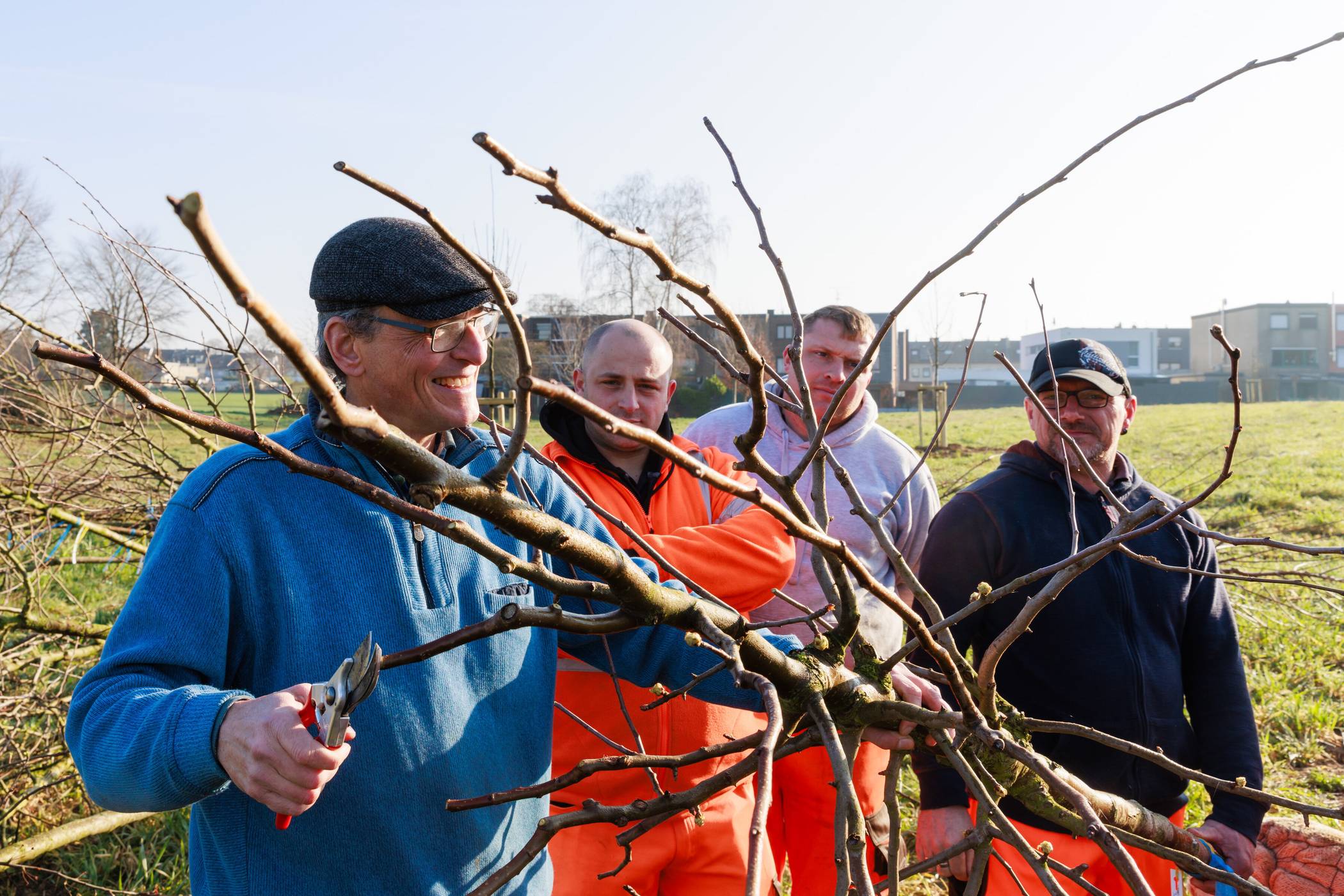 Thomas Braun (Biologische Station Dormagen) mit Mitarbeitern des Baubetriebshofs der Stadt Jüchen.  