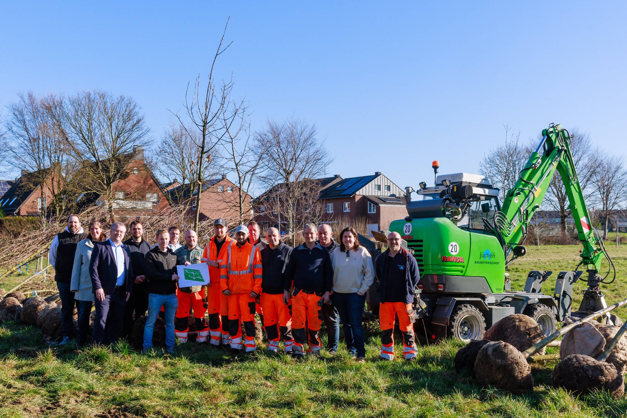  Bürgermeister Philipp Sieben mit den Teilnehmerinnen und Teilnehmern der Baumpflanzung. 