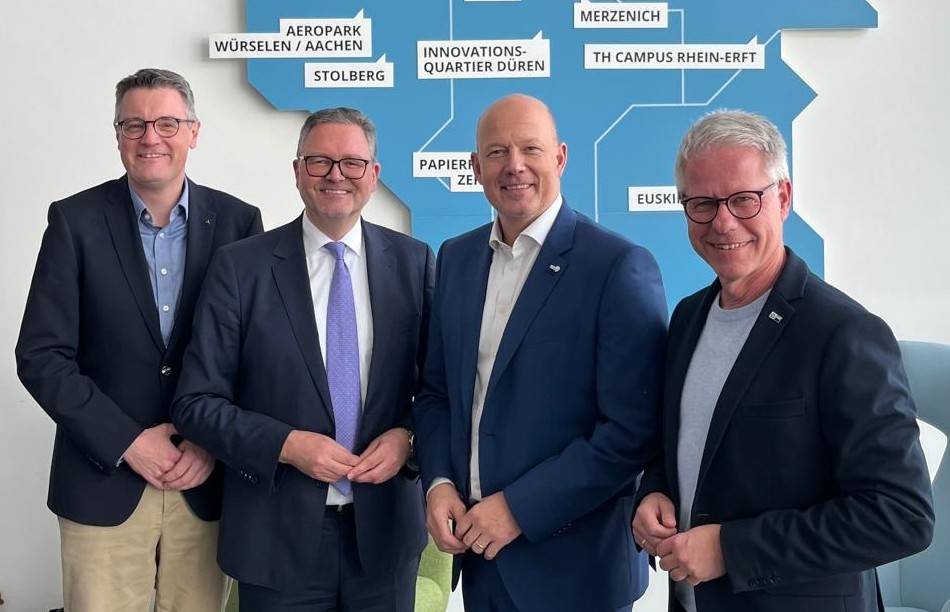 Sie tauschten sich bei der Gesellschafterversammlung der "Zukunftsagentur Rheinisches Revier" (ZRR) aus (von links): Dr. Timm Grüttemeier (Städteregionsrat der Städte-Region Aachen), ZRR-Geschäftsführer Bodo Middeldorf, Frank Rock (Landrat des Rhein-Erft Kreises) und IHK-Hauptgeschäftsführer Jürgen Steinmetz.