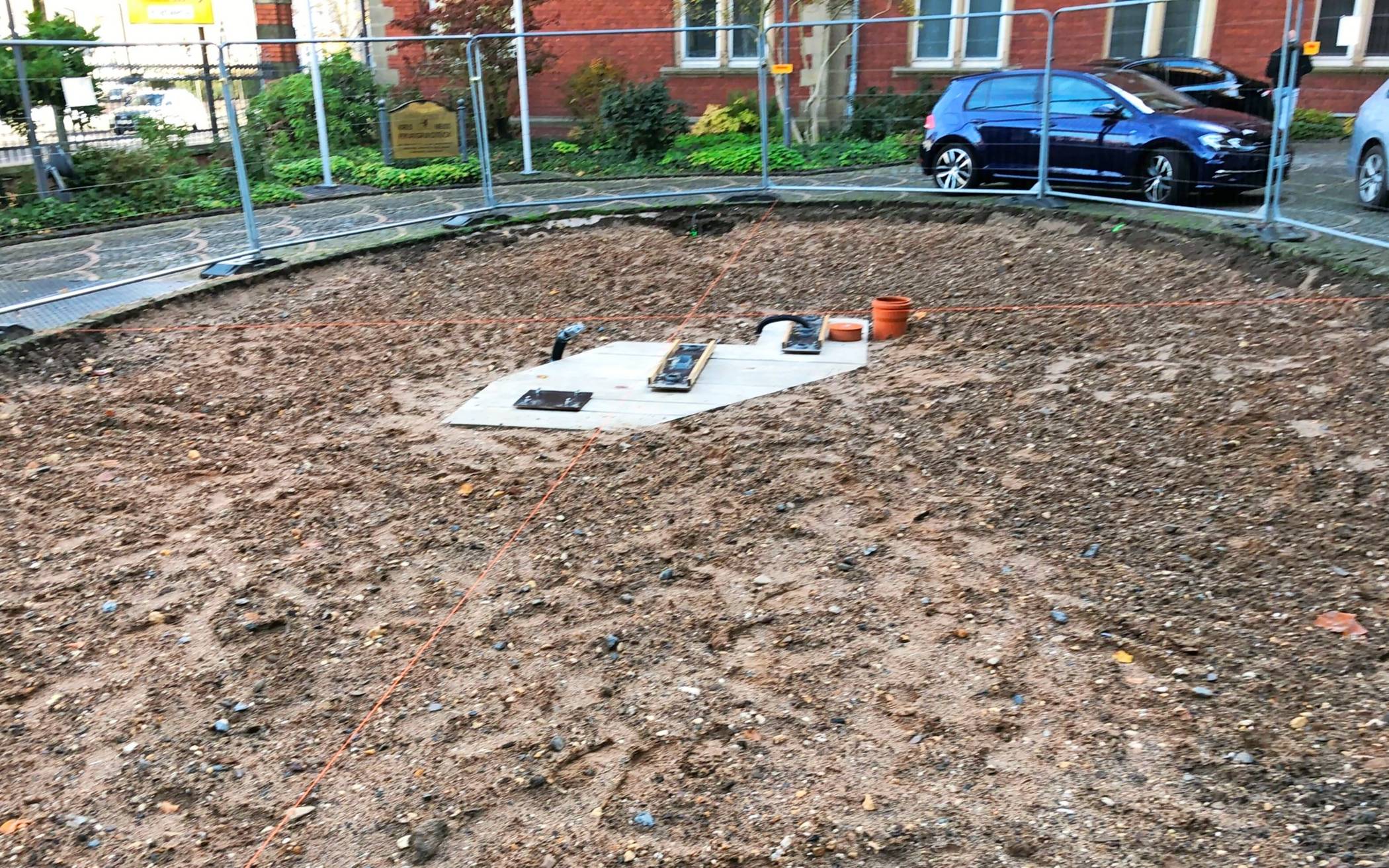  Die mit ein wenig Erde abgeschüttete Deckenplatte des „Landrats-Bunkers“. 