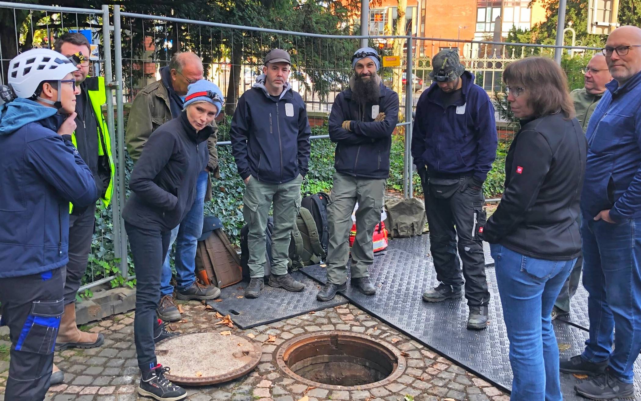  Lagebesprechung am Schacht: Niemand darf wissen, wo dieser Schacht liegt. 