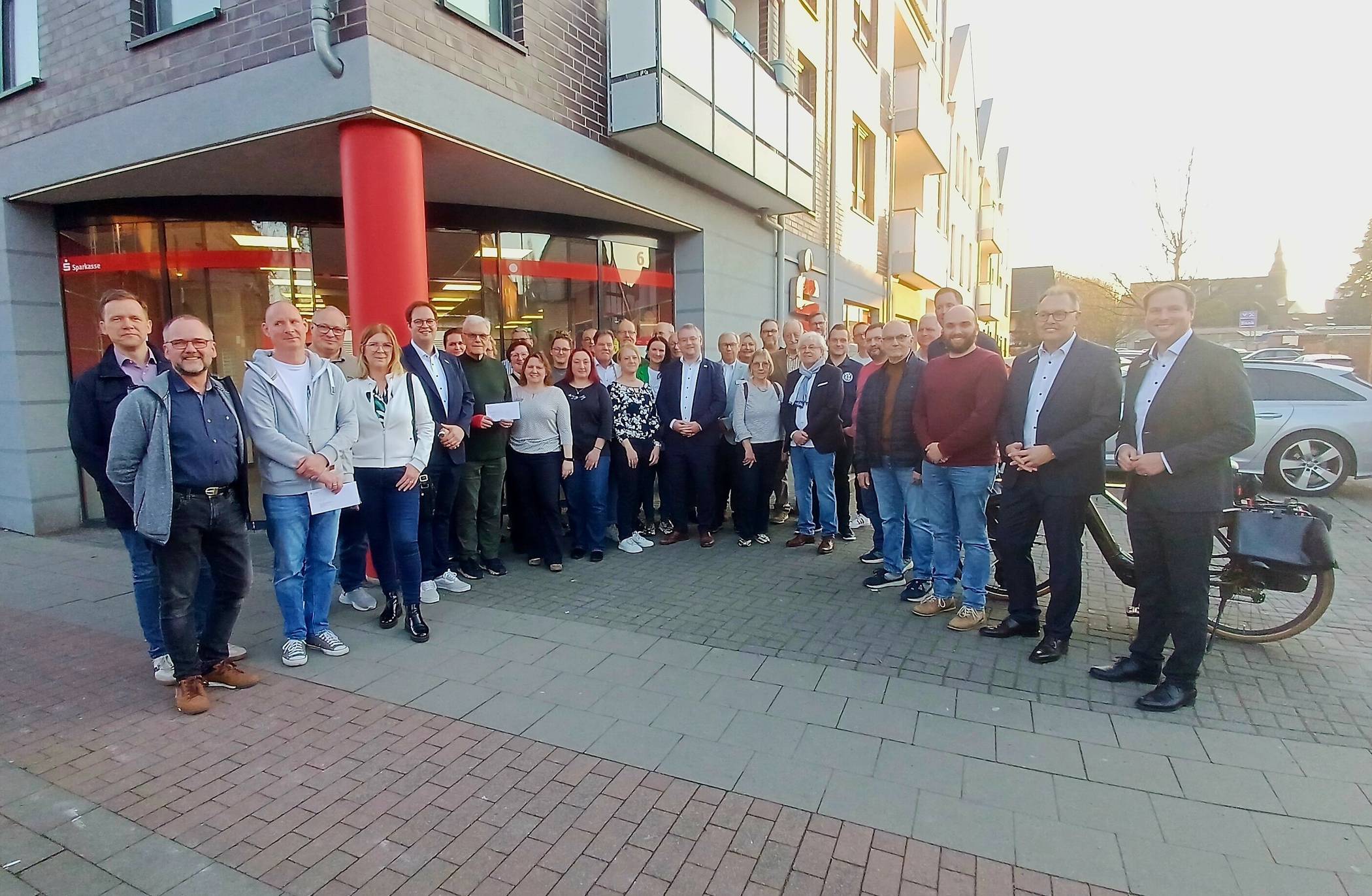   Jüchener Vereine und Einrichtungen freuten sich über gut 25.000 Euro aus dem PS-Zweckertrag.  