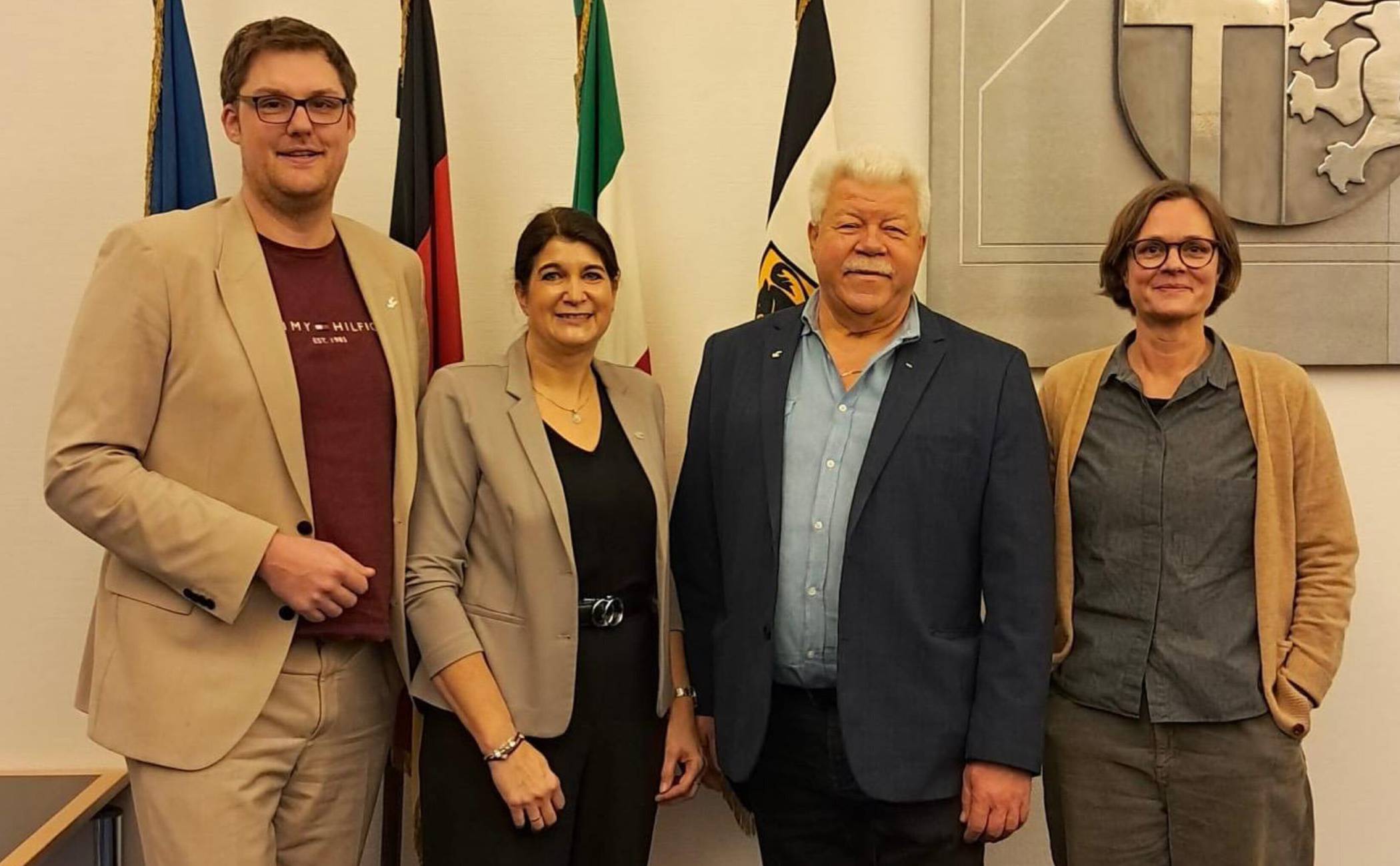  Von links: Dezernent Sebastian Johnen, Sandra Lohr, Wolfgang Kaisers (stellvertretender Vorsitzender) und Marion Klein (Leiterin Jugendamt).  