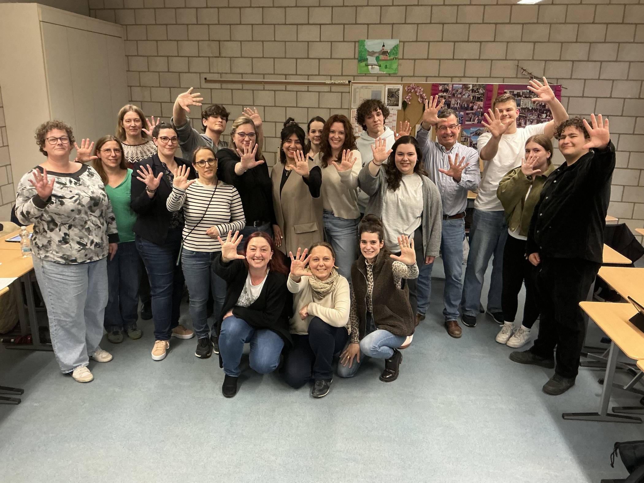  Bei der Schulkonferenz in dieser Woche feierten Lehrer-, Schüler- und Elternvertreter mit Schulleiter Elmar Welter und Kristina Hellendahl vom Amt für Schulen, Kultur und Sport der Stadt Jüchen das erreichte Anmeldeergebnis und die reguläre Fünfzügigkeit der Gesamtschule Jüchen.  