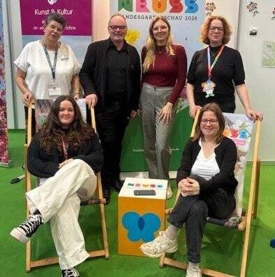  Die Messe „Reise + Camping“ mit (vorne von links) Cristina Lopes Jesus (Landes-Garten-Schau Neuss) und Alexandra Heß (Neuss Marketing) sowie (hinten von links) Sandra Juist (SWD Dormagen), Robert Abts (Leitung), Cynthia Isabelle May (Tourismusförderin,  Rhein-Kreis) und Victoria Hollmann (Landes-Garten-Schau  Neuss) 