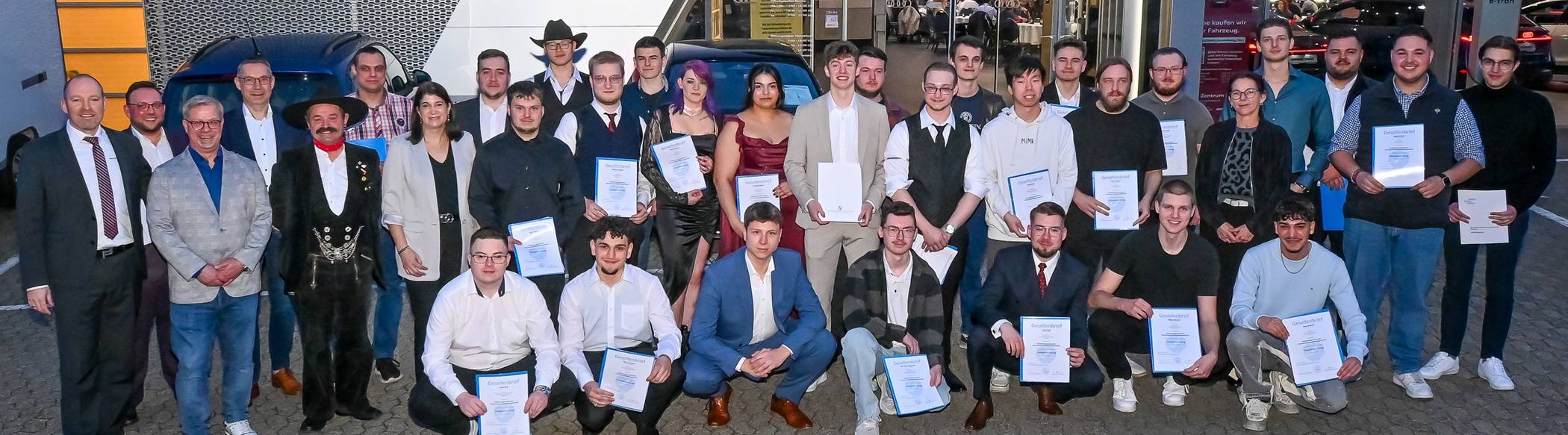  Sie sorgen dafür, dass die Menschen im Rhein-Kreis mobil bleiben: Die neuen Kfz-Mechatronik-Profis feierten ihre Lossprechung mit der Kfz-Innung. 