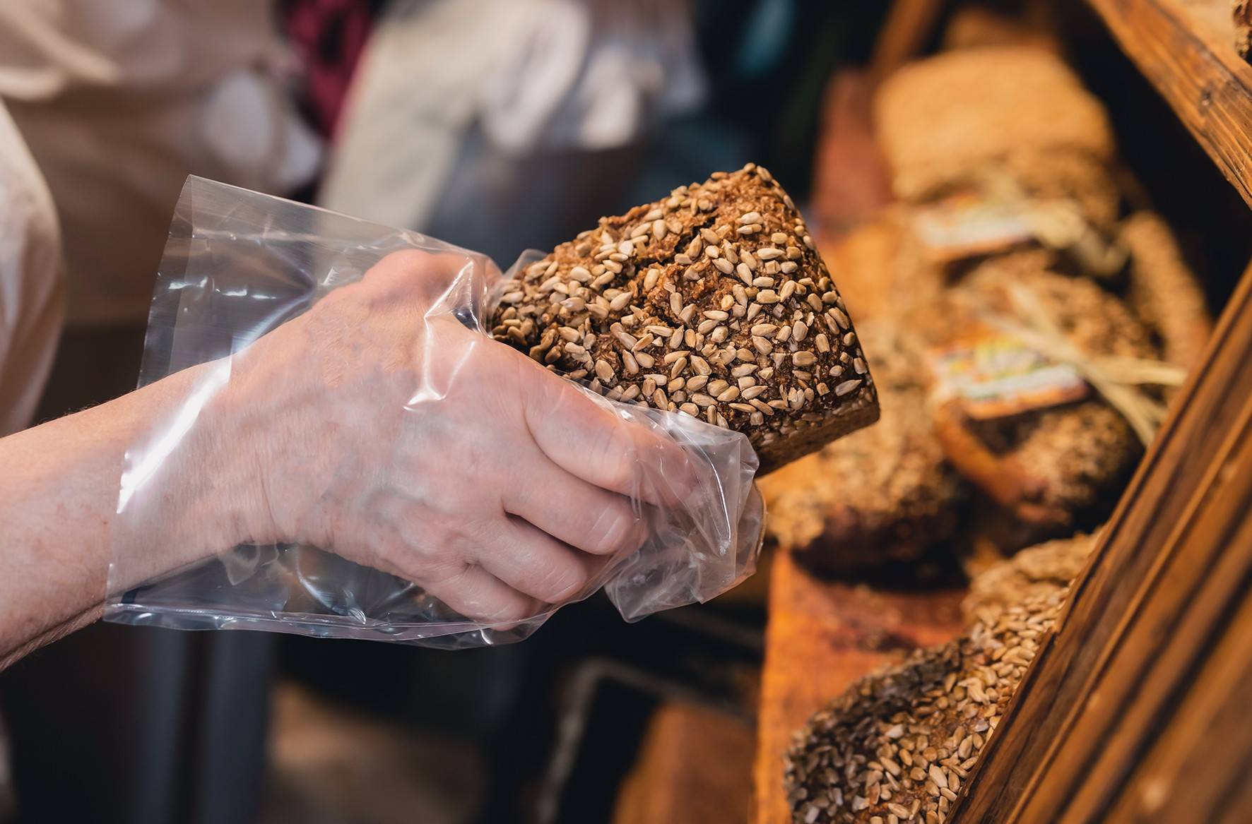 Frisches Brot vom Bäcker nebenan. Die, die es backen und verkaufen, sollen künftig mehr verdienen – nämlich einen Euro pro Stunde. Das fordert die Bäckerei-Gewerkschaft NGG Krefeld-Neuss.