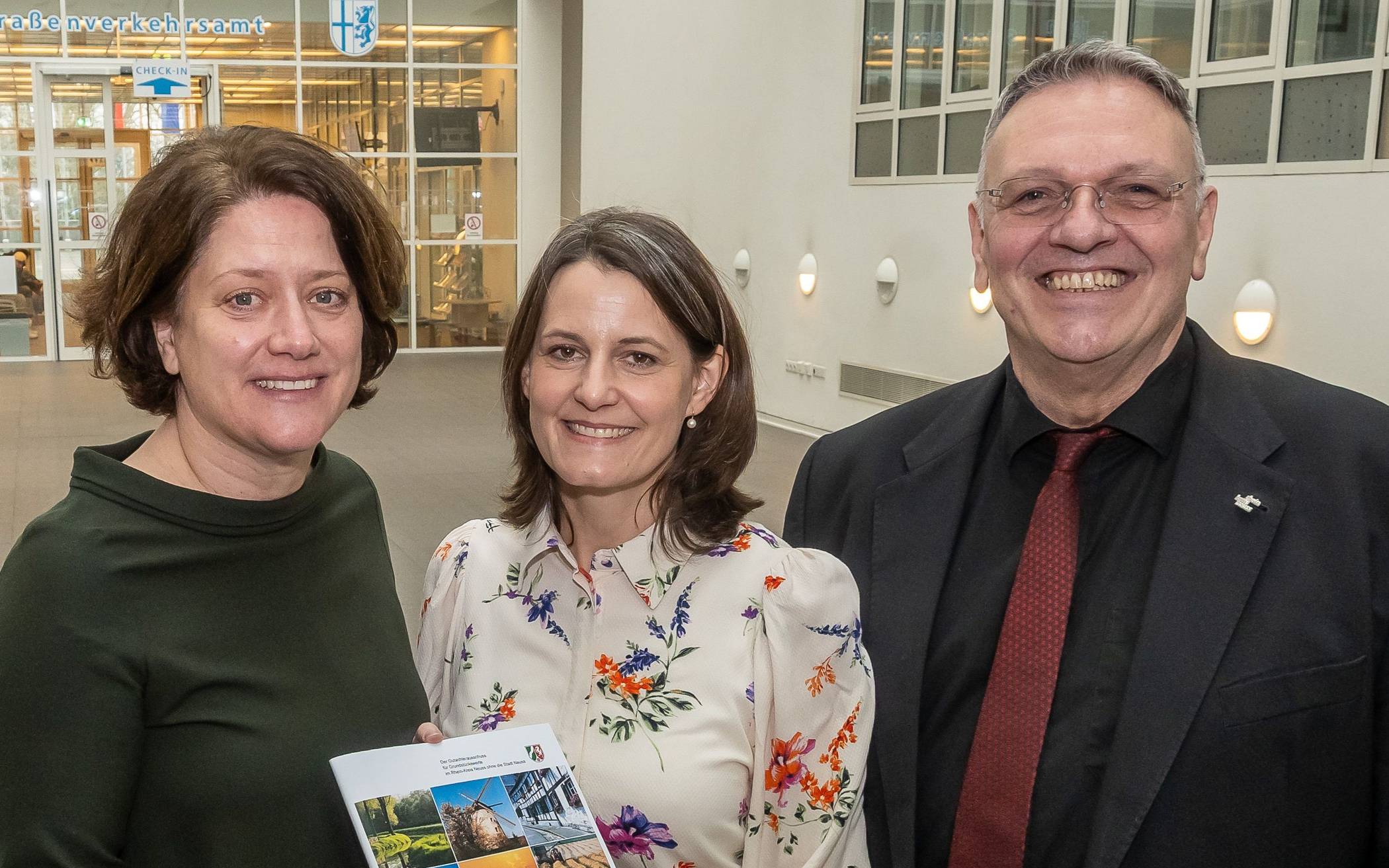 Neuer Grundstücksmarktbericht (von links): Landrätin Katharina