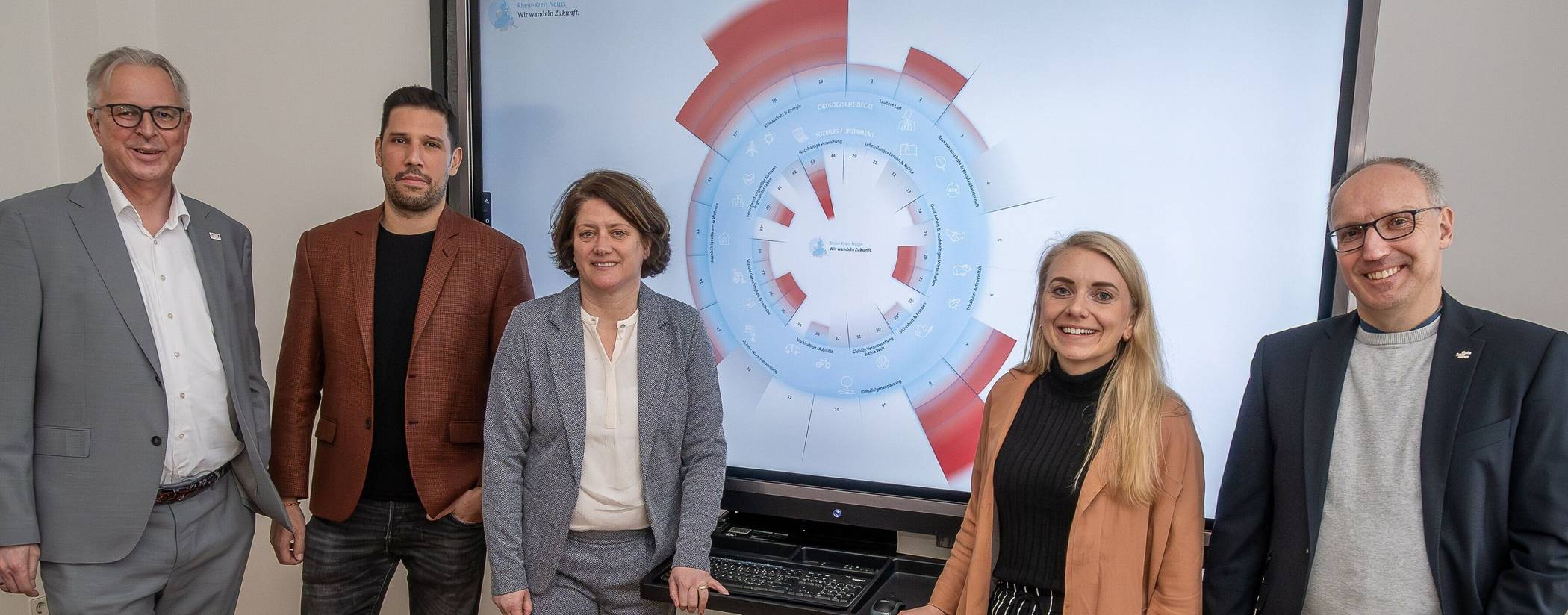 „Donut-Modell“ (von links): Kreisdirektor Dirk Brügge, Thiago de Carvalho Zakrzewski, der Beauftragte für Klimaschutz und Nachhaltigkeit des Kreises, Landrätin Katharina Reinhold, Nachhaltigkeitsmanagerin Aileen Wichmann und Amtsleiter Marcus Temburg.