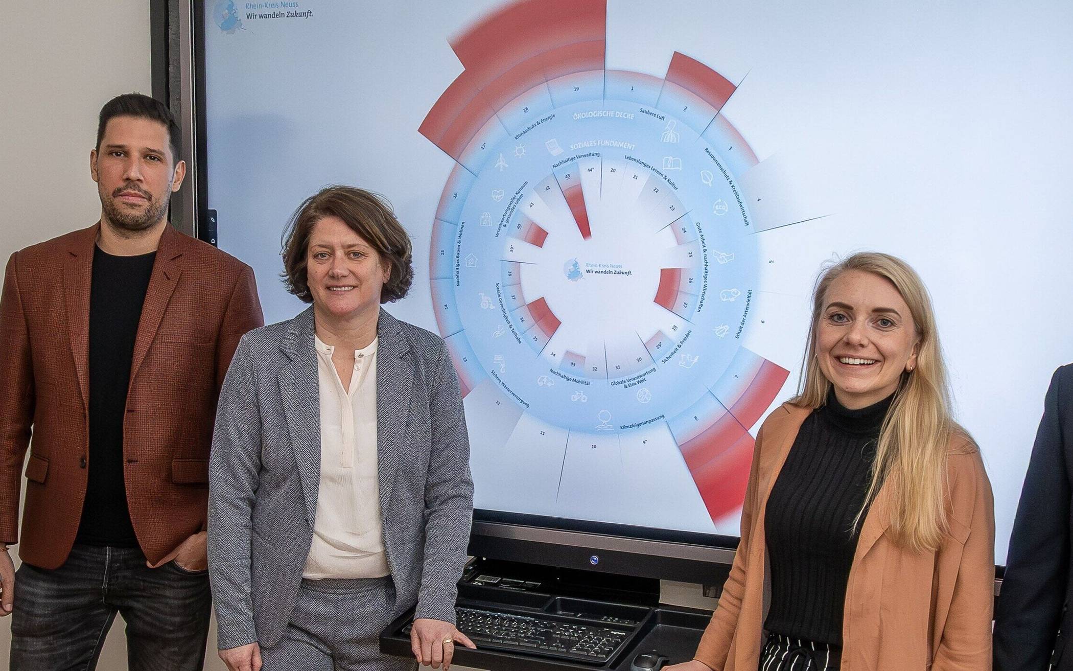 „Donut-Modell“ (von links): Kreisdirektor Dirk Brügge,