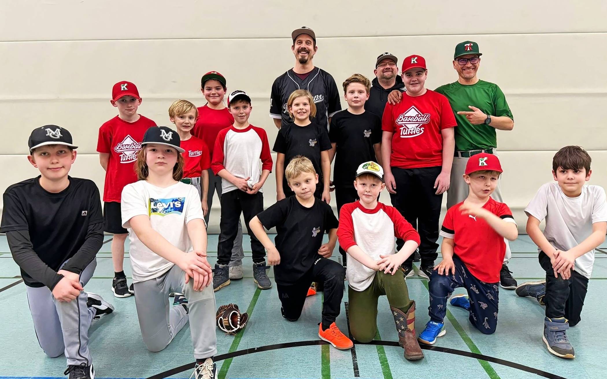  Das U12-Team sowie die Coaches (von links) Sebastian Seidelmann (MG "Blackcaps"), Sebastian Braun (MG "Blackcaps") und Thorsten Hönings ("Kapellen Turtles"). 