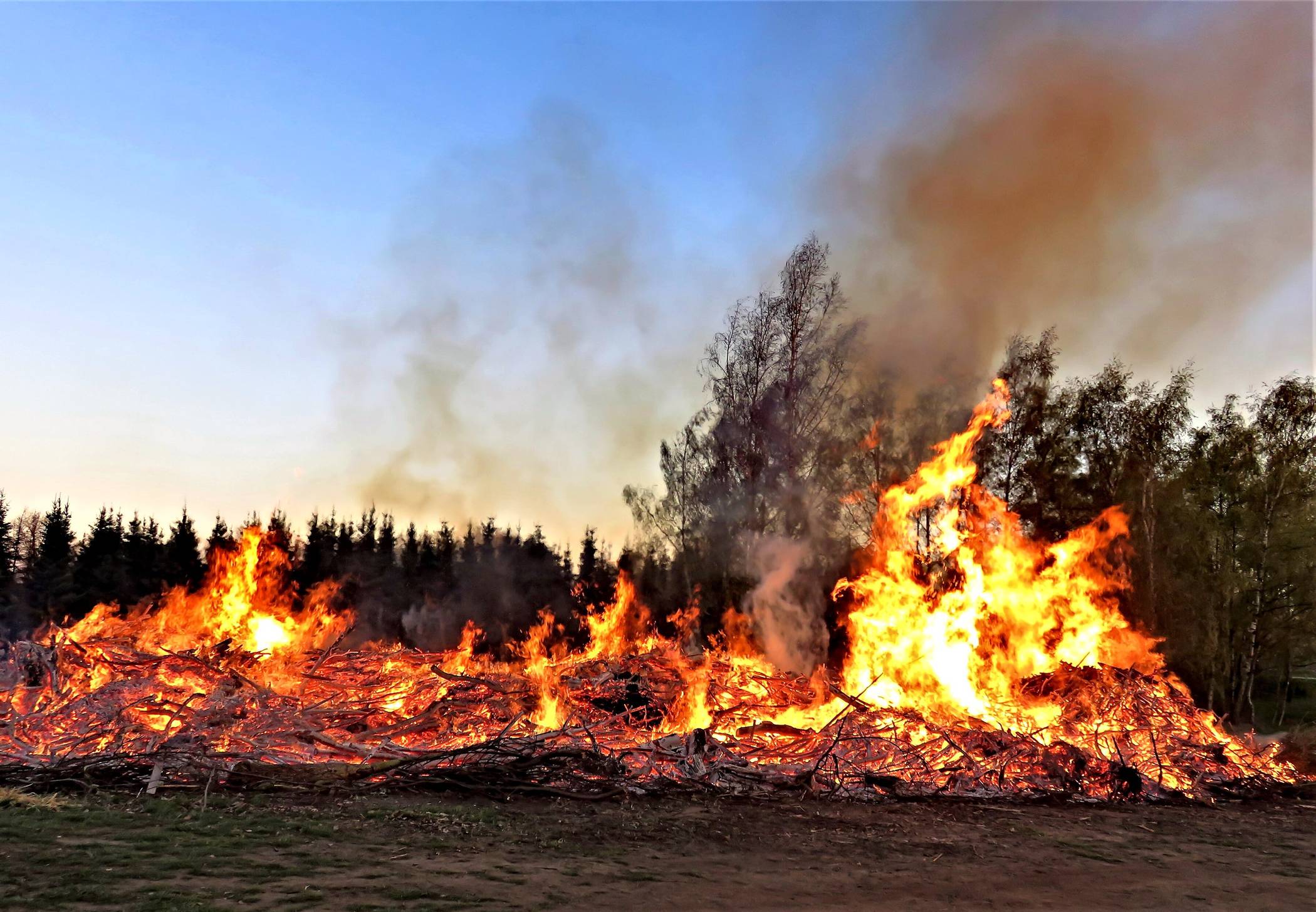  Nicht vergessen: Osterfeuer dürfen nur mit einer Genehmigung entzündet werden.  