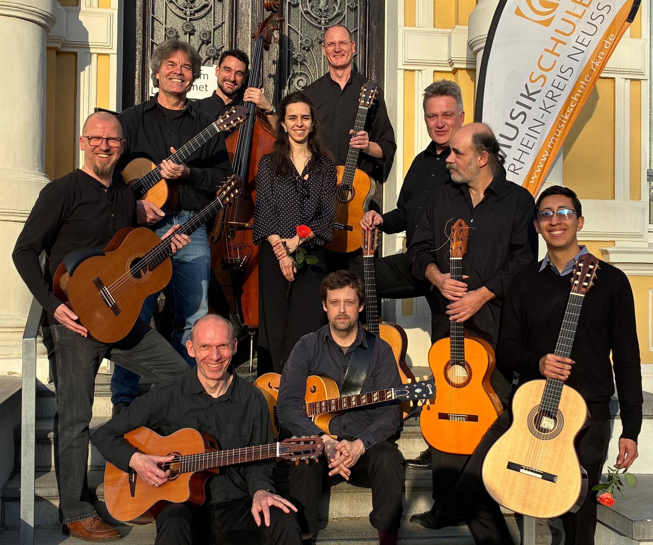  Ensemble vor der "Villa Erckens": Die Dozenten des Fachbereichs Zupfinstrumente der Musikschule für den Rhein-Kreis gaben jetzt ein erfolgreiches Konzert im Museum. 