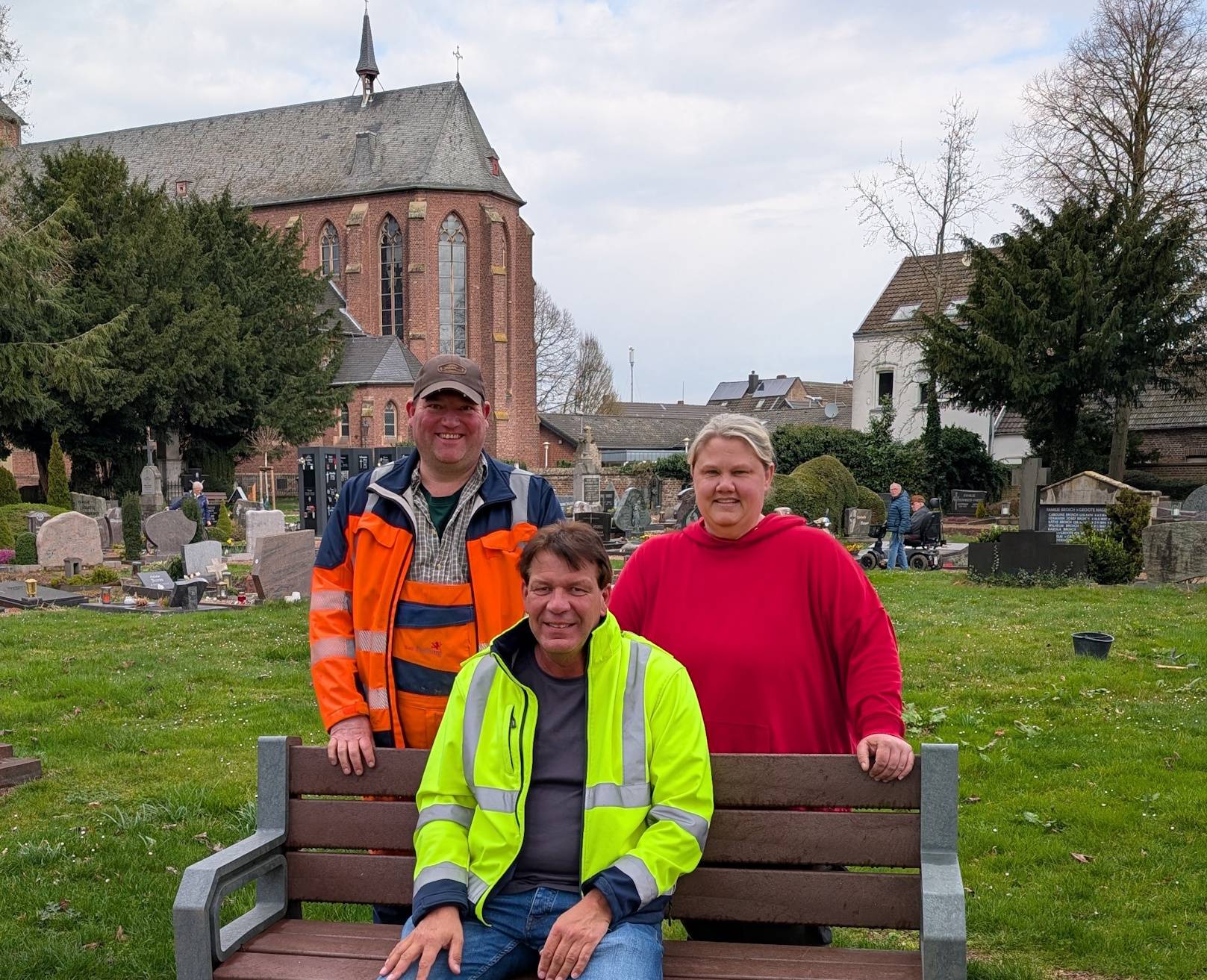 Bedburg: Stadt stellt seniorenfreundliche Sitzbänke auf