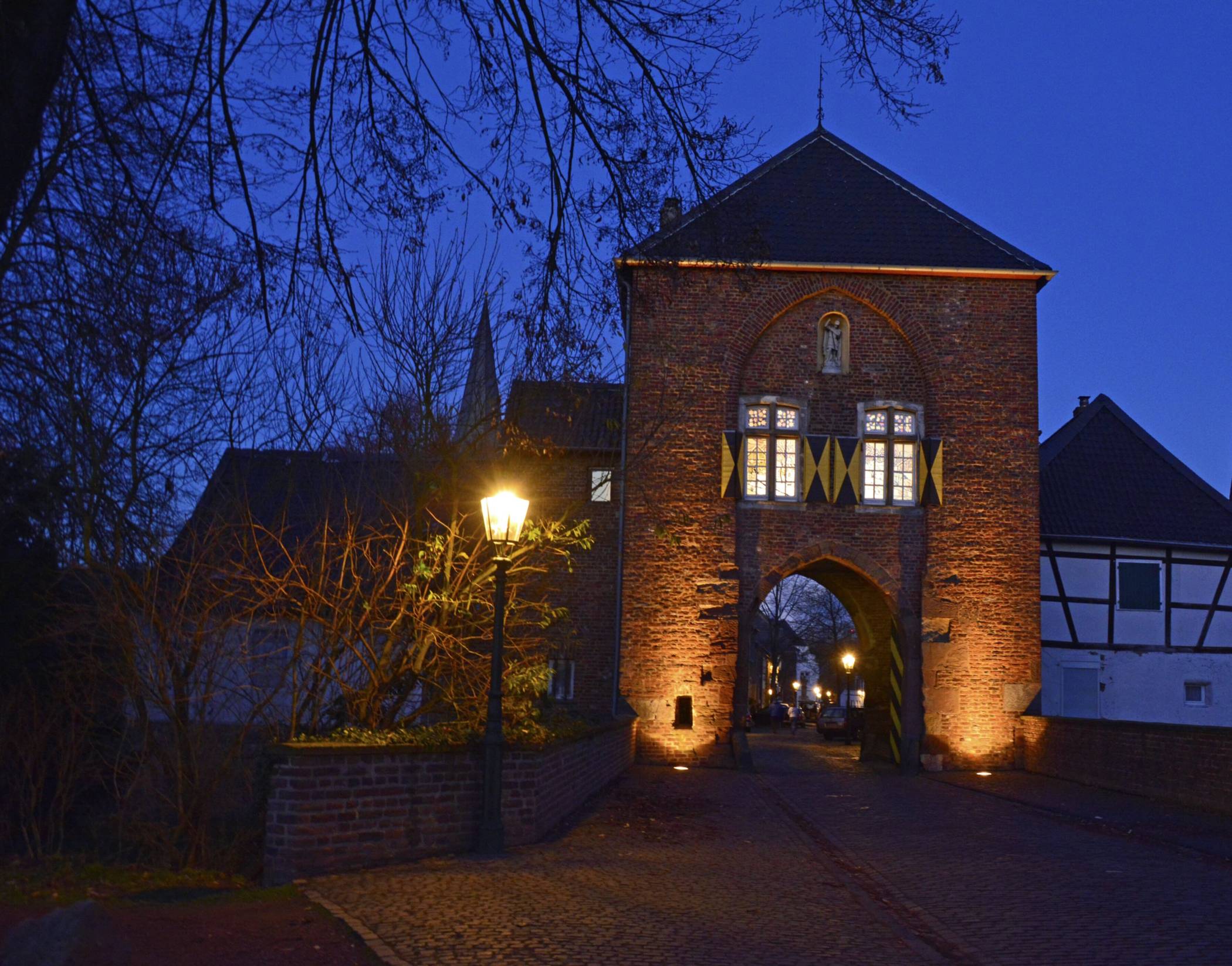  : Die Stadt Bedburg schaltet während der "Earth Hour" die Beleuchtung am Agathator in Alt-Kaster für 60 Minuten aus. 