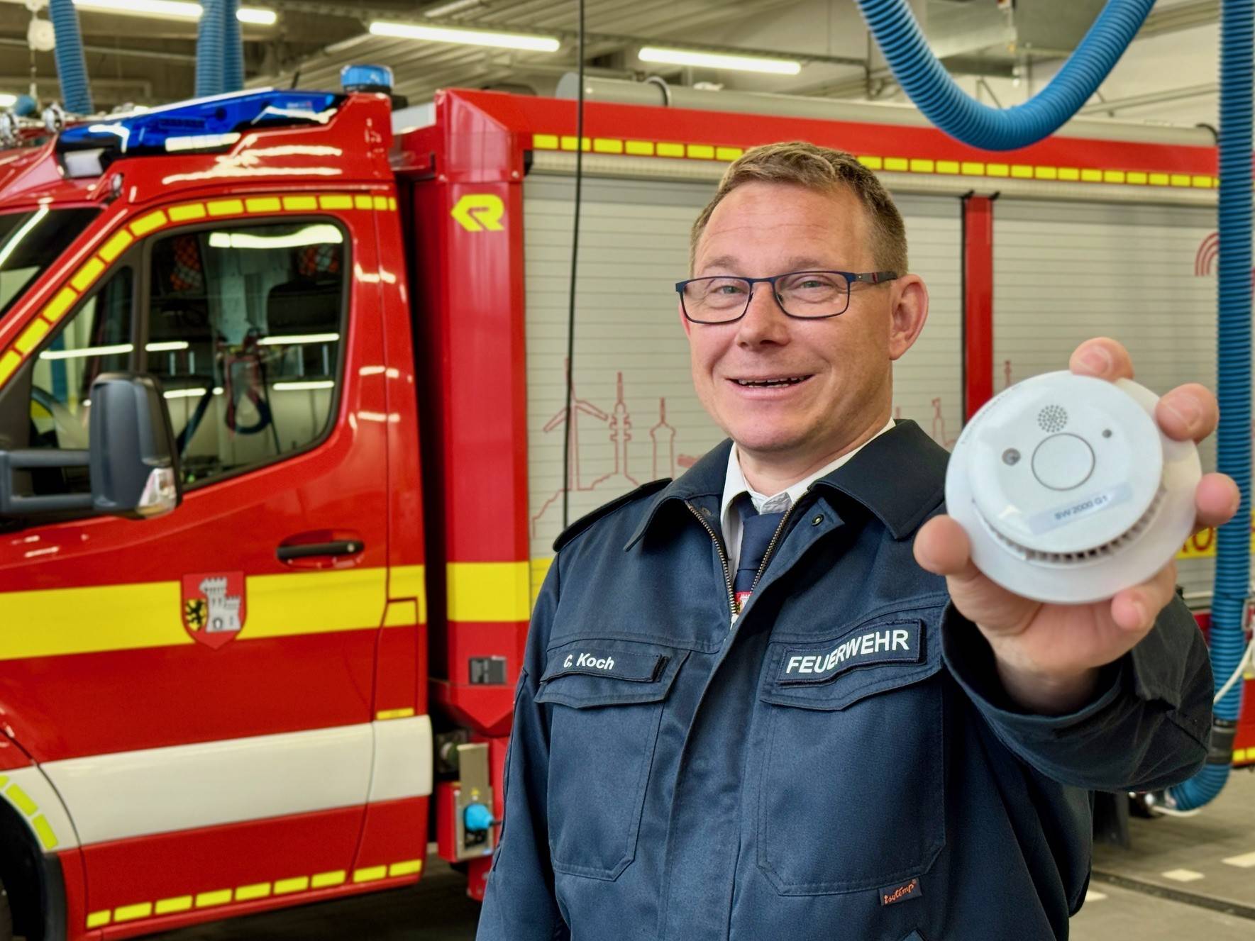 Projektleiter Christian Koch zeigt einen der Rauchmelder