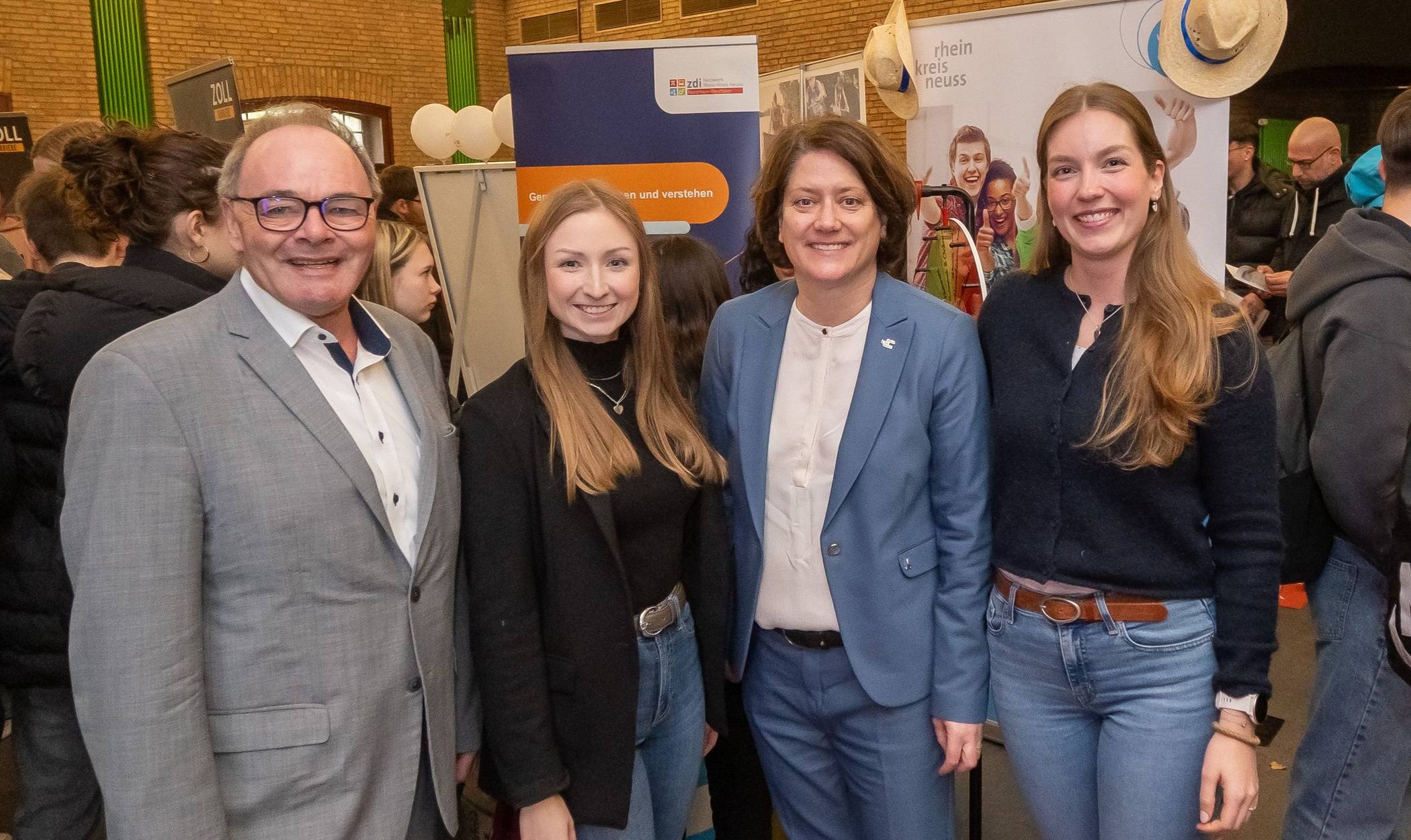 Ausbildungsmesse „Jobvision“ in Grevenbroich (von links): Robert Abts, Leiter der Kreiswirtschaftsförderung, Jessica Schillings vom zdi-Netzwerk, Landrätin Katharina Reinhold und Nina Sophie Langenberg von der Personalwirtschaft des Kreises.