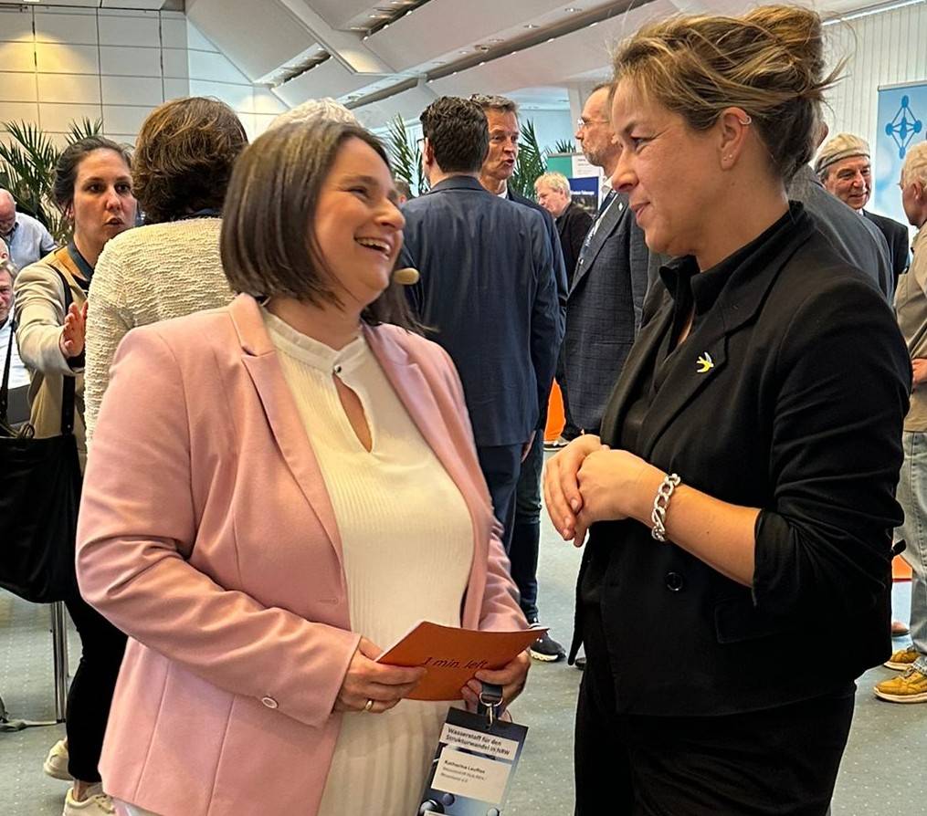 Katharina Leuffen und Mona Neubaur.