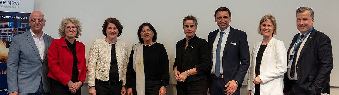  Von links: Dominikus Penners (Vorstandsvorsitzender Sparkasse), Hannah Tijmes, Katharina Reinhold (Landrätin), Jutta Zülow, Mona Neubaur, Dr. Dieter Ostermann, Johanna Tjaden-Schulte (Vorständin  NRW-Bank) und Dr. Harald Cremer. 
