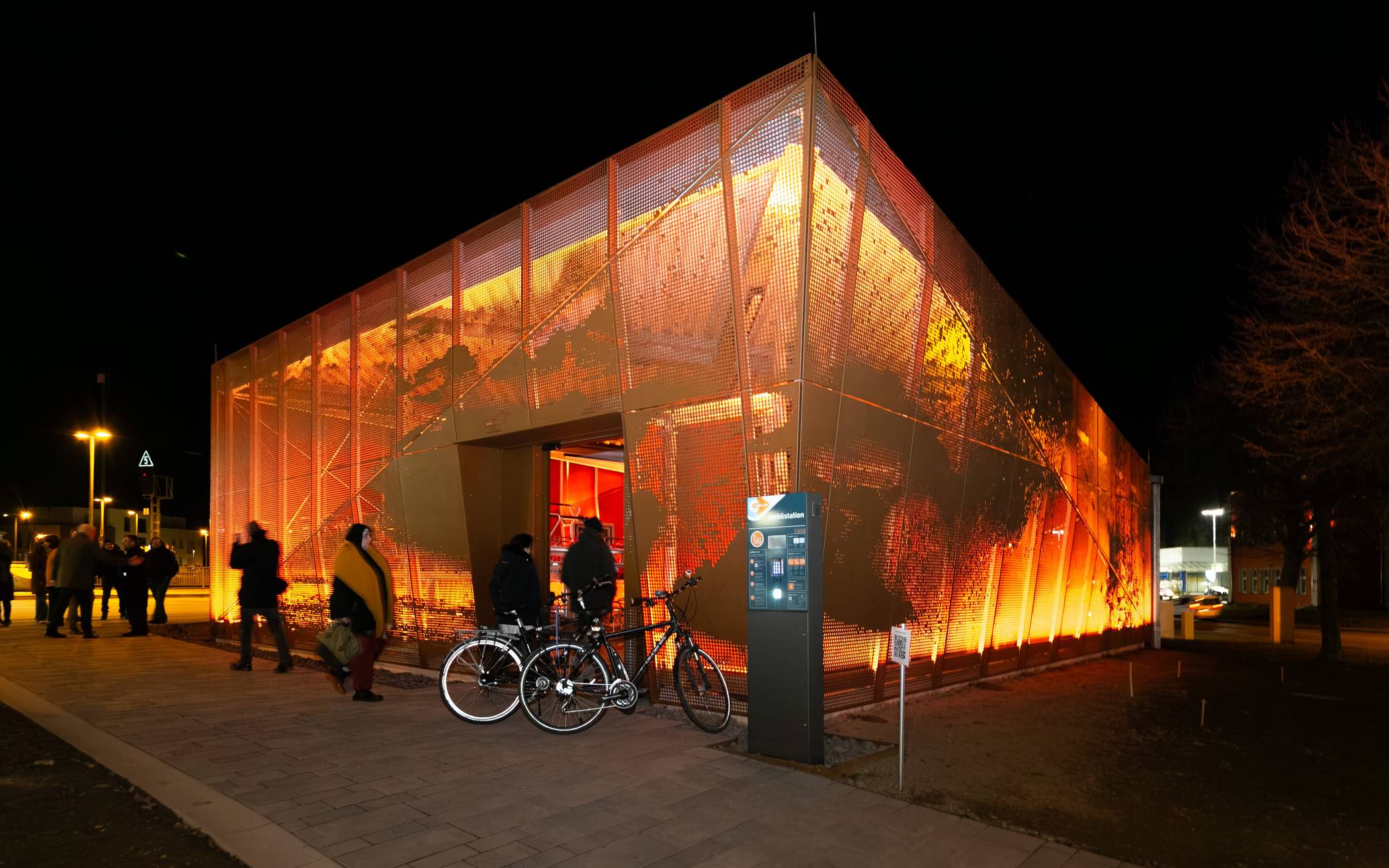 Künstlerisch gestaltete Fassade mit Motiven aus Bedburg