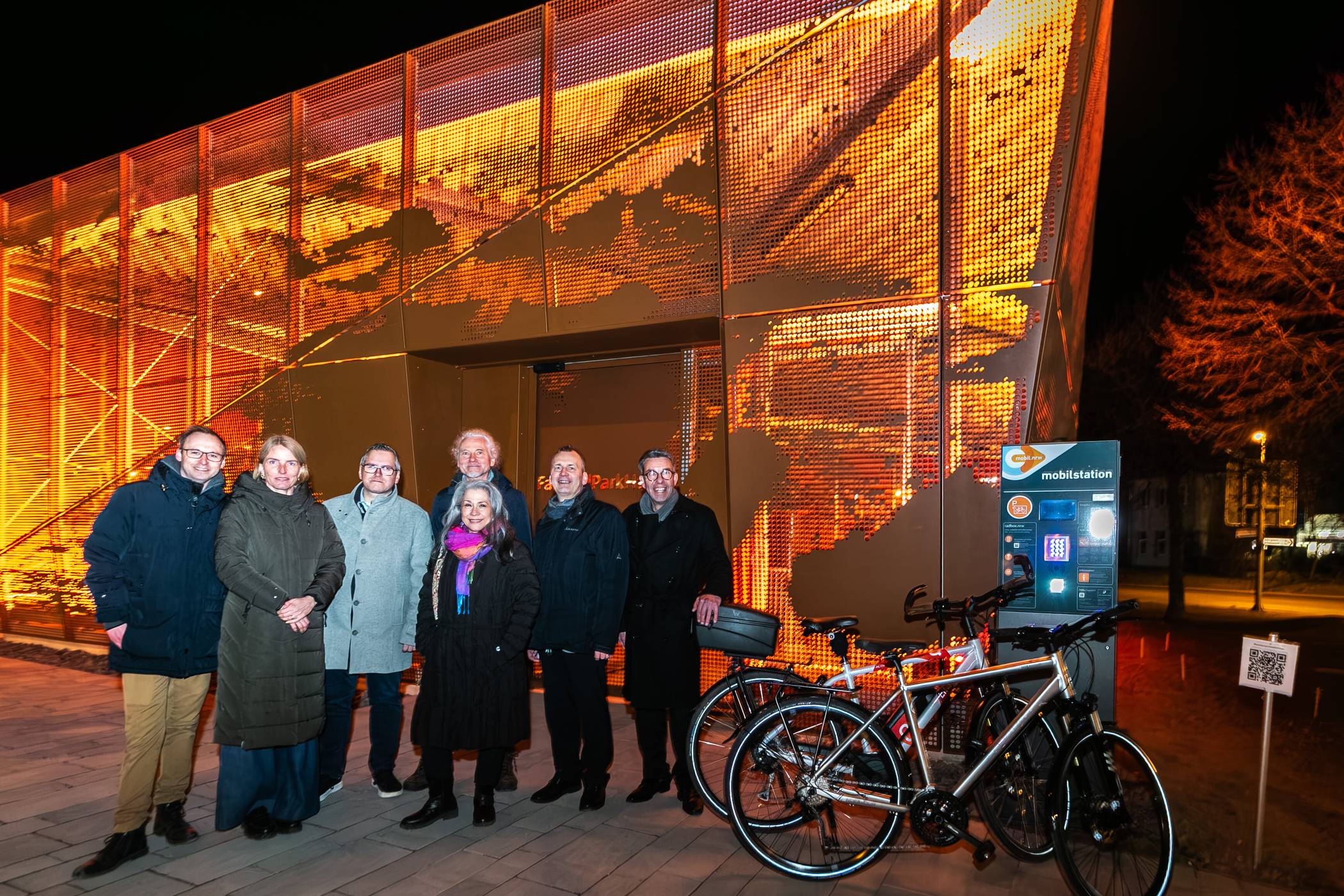Von links: Lucas Scheer, Anke Pötter (Projektverantwortliche bei der Stadt Bedburg), Sascha Solbach (Bürgermeister der Stadt Bedburg), Diana Ramaekers (Künstlerin), Markus Ulrich (Planungsbüro „Archigraphus“), Holger Fritsch (Bereichleiter ÖPNV-Investitionsförderung und Regionale Mobilitätsentwicklung bei „go.Rheinland“) und Torsten Stamm (Technischer Dezernent der Stadt Bedburg).