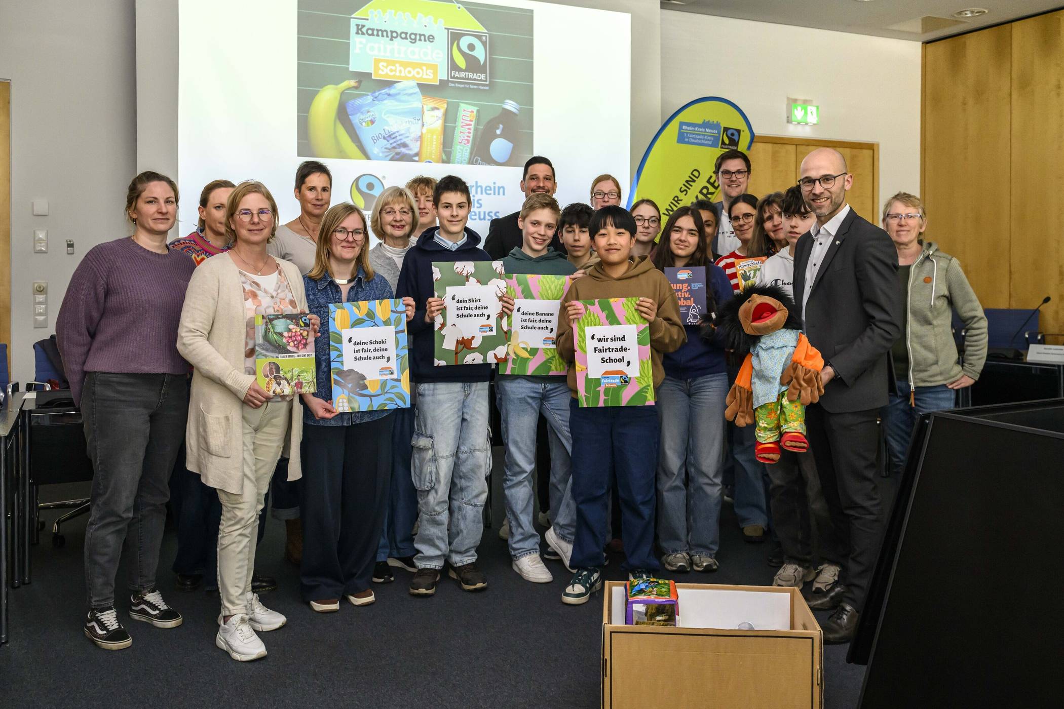Das erste Fairtrade School-Treffen im Neusser Kreishaus bot die Möglichkeit zum Austausch und zur Information.  