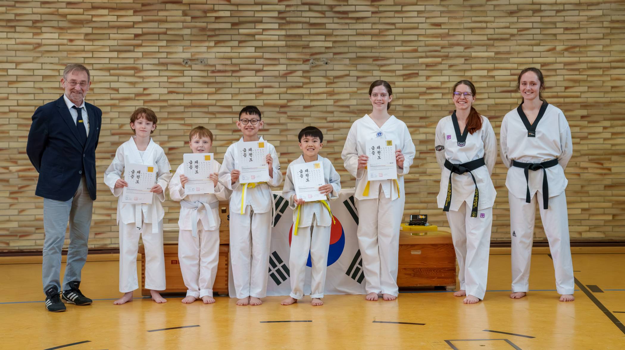  Von links: Prüfer Dieter Branch, Damian Moor, Ian Merk, Liam Cao, Benny Mai, Hannah Lumpe sowie die Trainerinnen Julia Massen-Laufens und Talia Maybaum.  