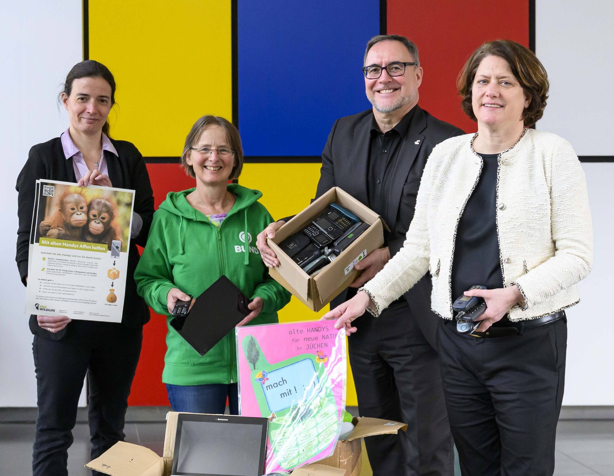  Althandys für den guten Zweck (von links): Yvonne Janssen, Dr. Luzie Fehrenbacher, Harald Vieten und Landrätin Katharina Reinhold im Kreishaus Grevenbroich. 