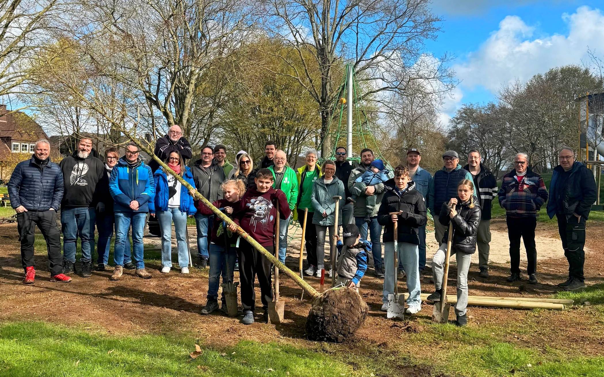 Felsenbirne, Tulpenbaum und Baumhasel für Abenteuerspielplatz