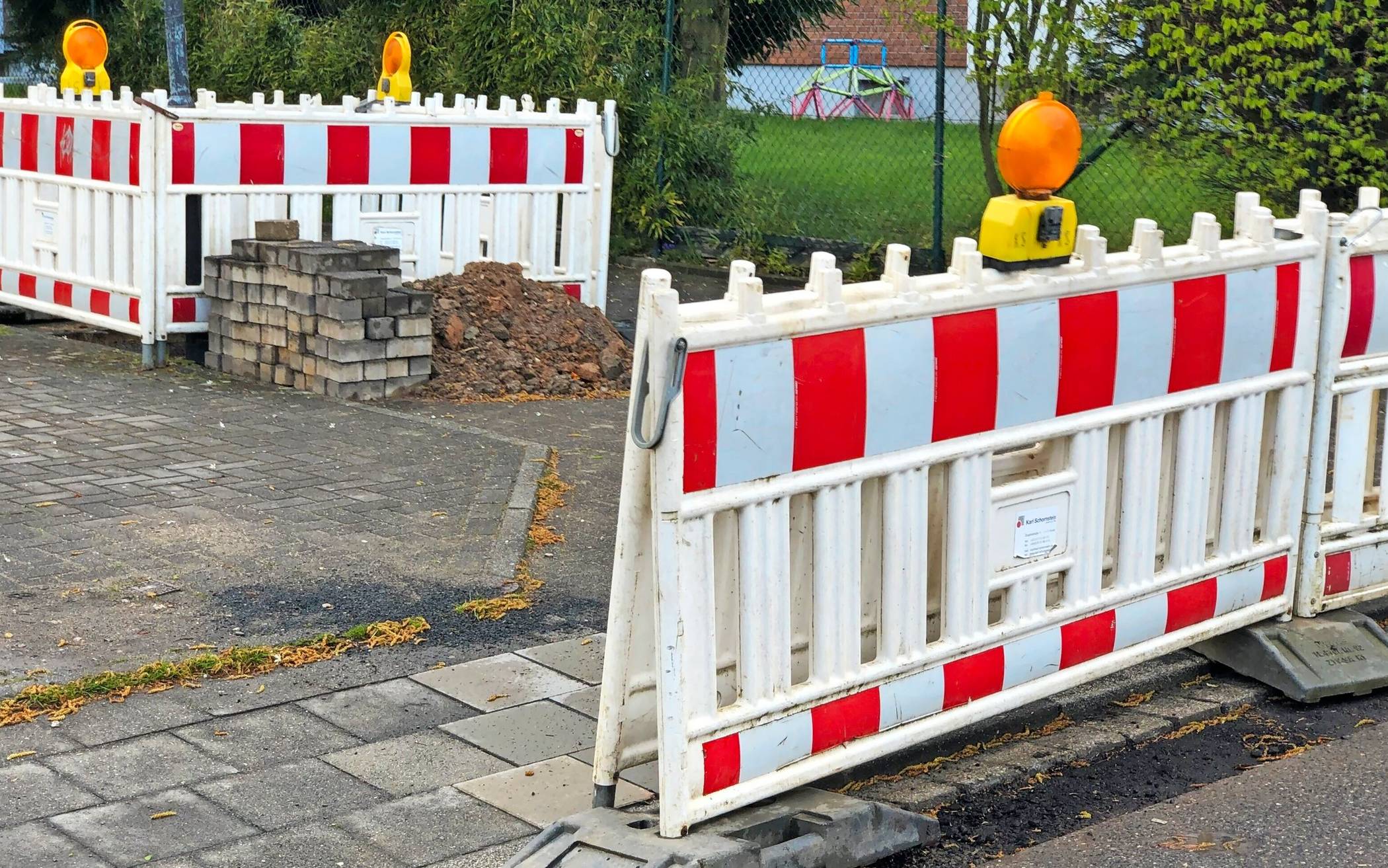  Die Baugruben 1 und 2. Vorne ist der schmale Streifen Asphalt zu erkennen, der noch nicht da ist. 