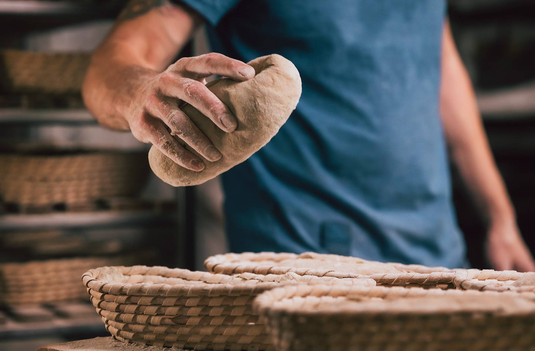 Backen ist Handwerk: Es lohnt sich, öfter zum Bäcker um die Ecke zu gehen, rät die NGG Krefeld-Neuss. „Das Brot ist lecker. Und die Löhne sind fair“, so die Bäckerei-Gewerkschaft.