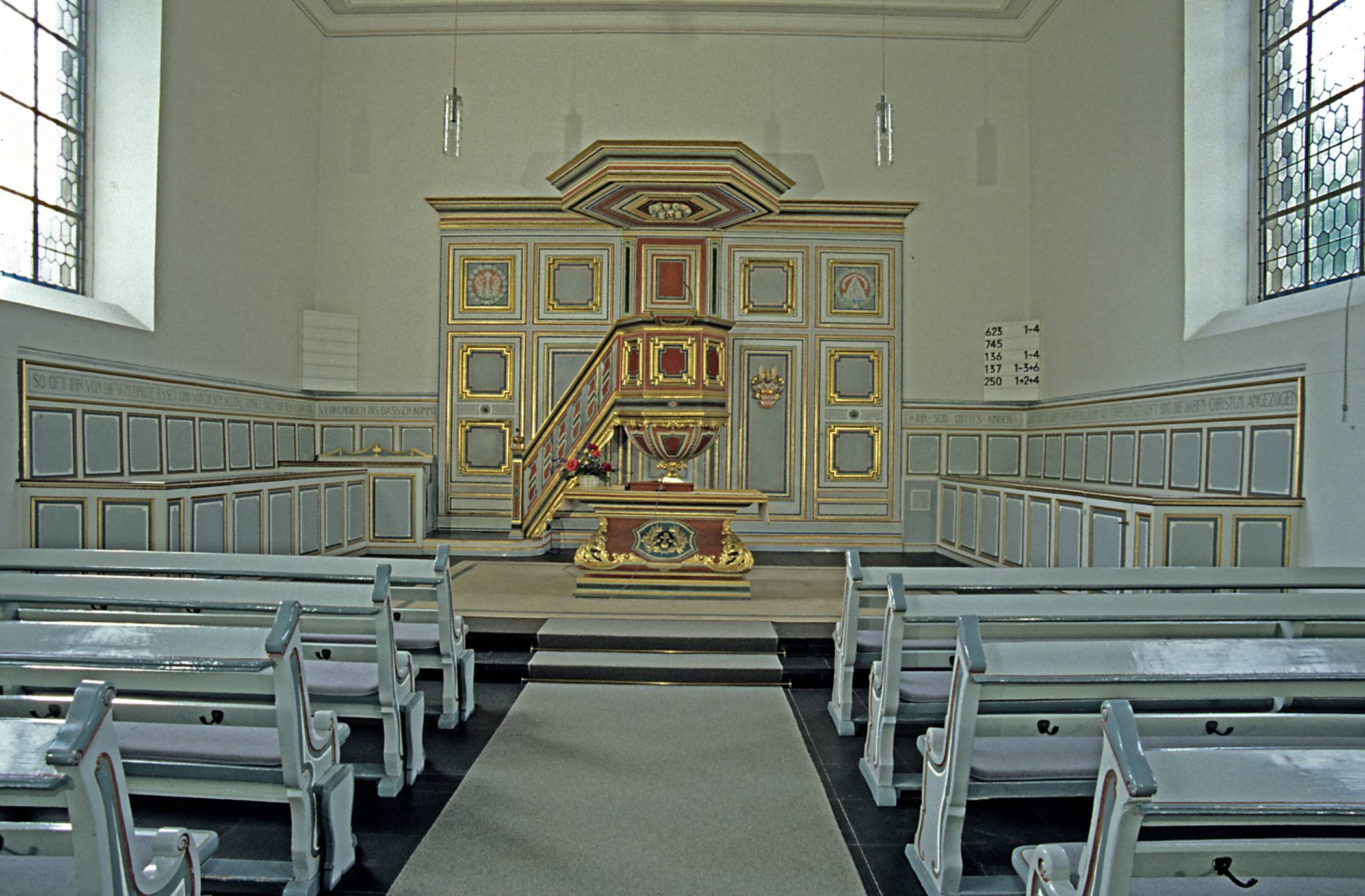 Einblick in das Innere der unter Denkmalschutz stehenden Hofkirche.