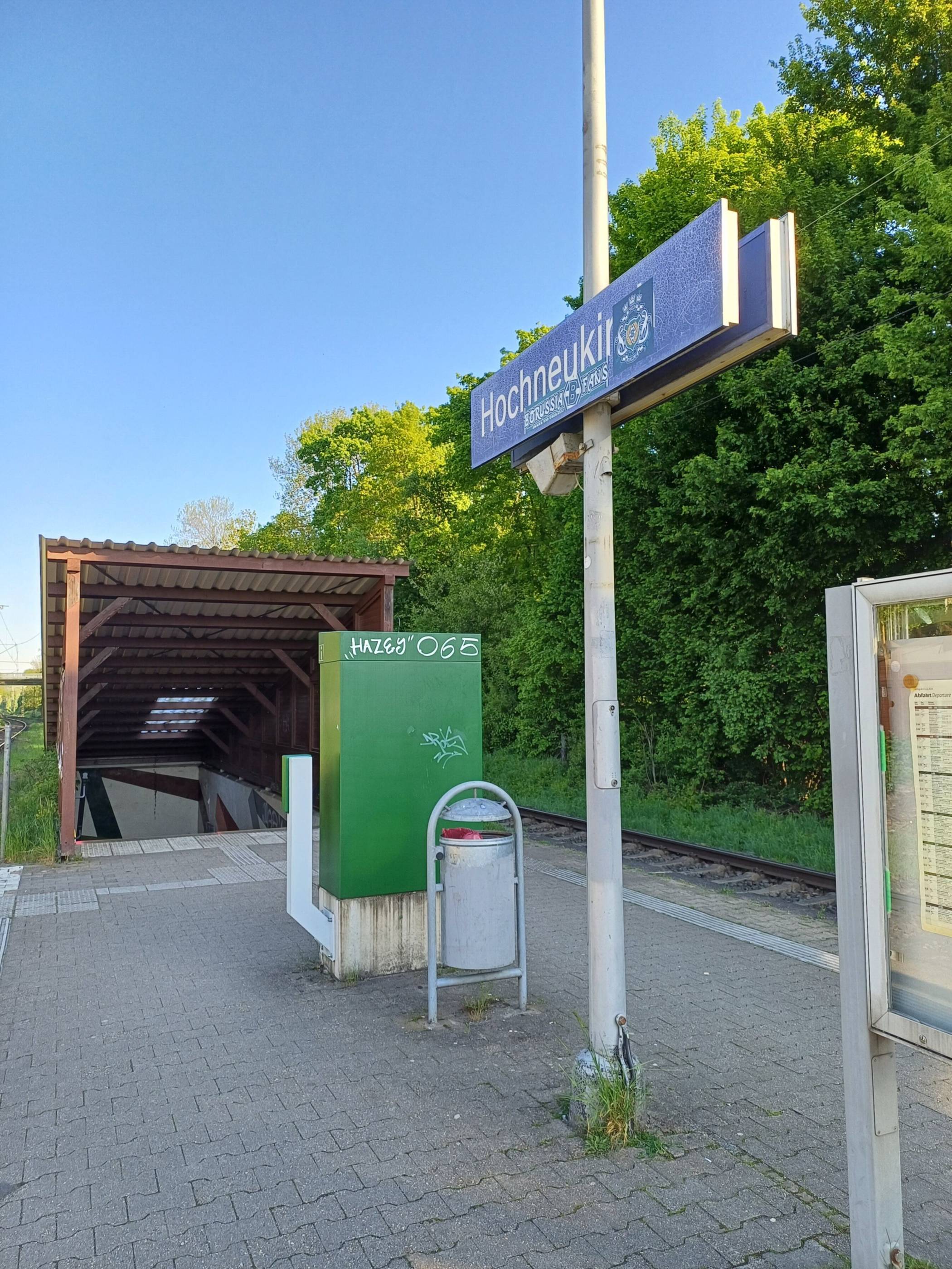 Die Haltestelle Hochneukirch konnte sich im Vergleich zum Stationsbericht des Vorjahres verbessern, wird aber in der Gesamtbewertung immer noch als „entwicklungsbedürftig“ gelistet.