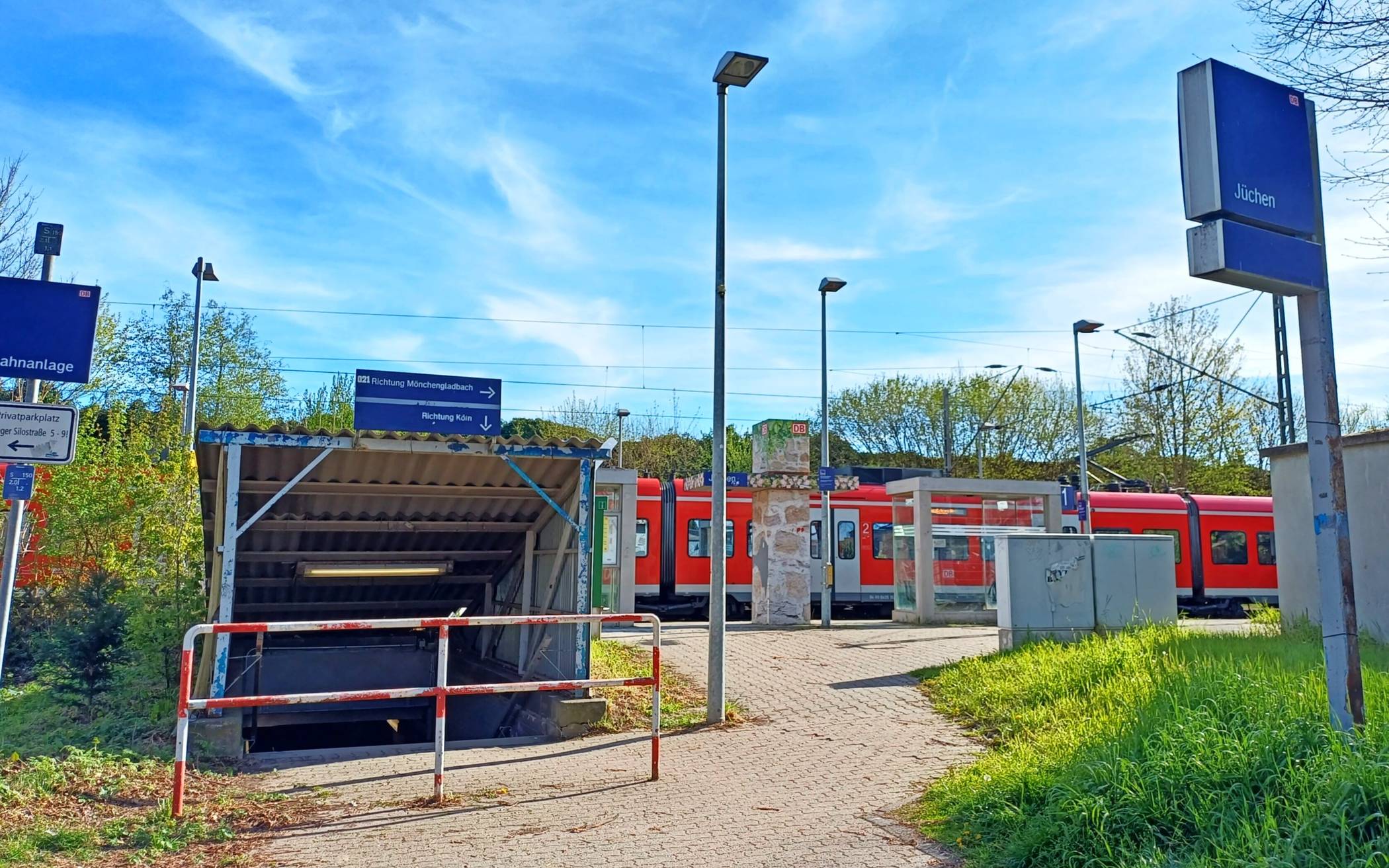  Hartes Urteil der VRR-Profitester: Der Jüchener Bahnhof wurde als „nicht tolerierbar“ bewertet – als einzige Haltestelle im Rhein-Kreis Neuss. Grund dafür sind die schlechten Bewertungen bezüglich Aufenthaltsqualität und Barrierefreiheit.   