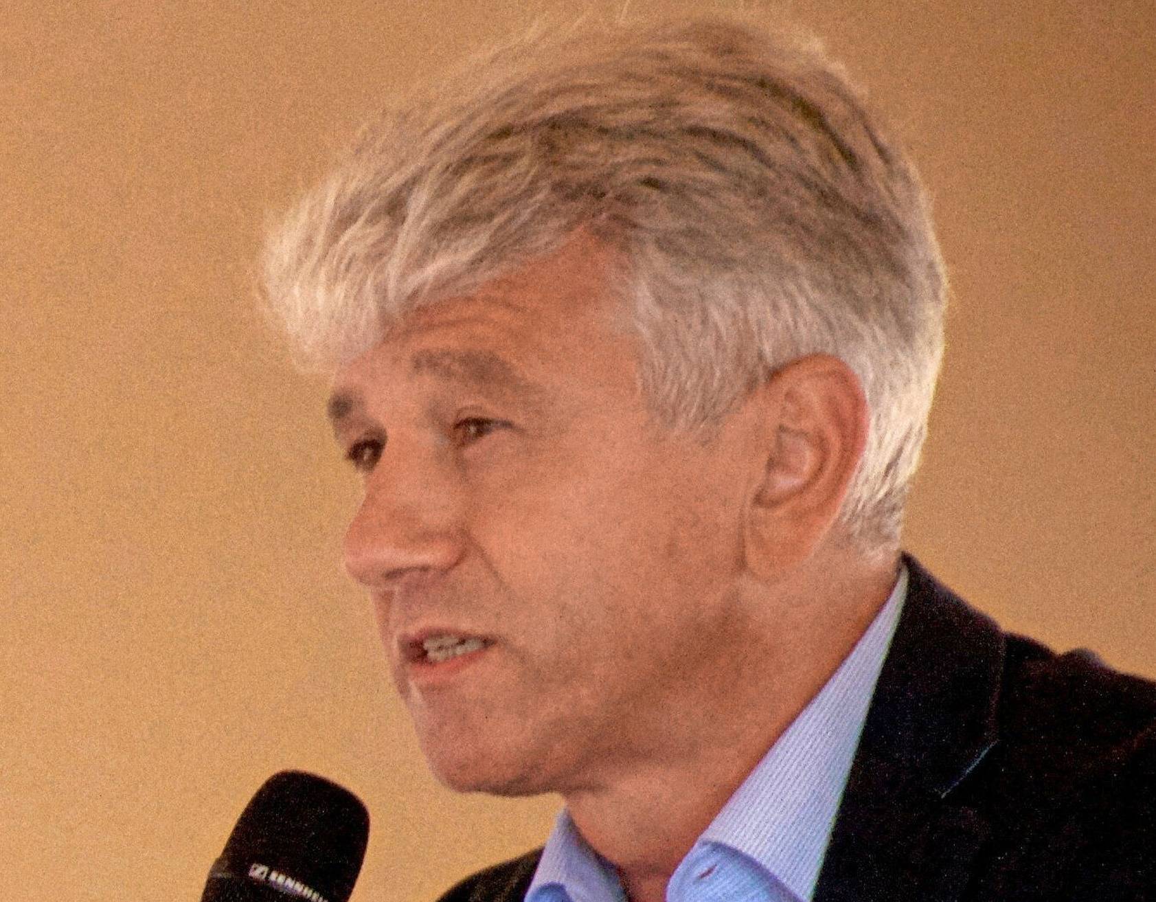 Dr. Dietmar Jansen (kleines Foto) legt allerdings Wert auf die Feststellung, dass am Ende die Erft allein über ihr Bett entscheiden wird.