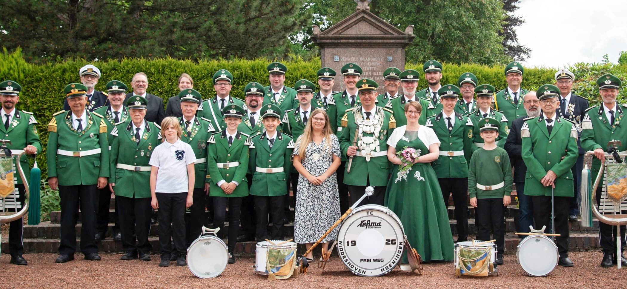  Ein Tambourcorps lebt durch seine Menschen, seine Musik, seine Geschichte – und durch die, die es immer wieder in besonderer Weise prägen. In diesem Jahr schreibt das Tambourcorps „Frei weg“ einmal mehr Vereinsgeschichte: Mit Volker und Sandra Schleien stellt der Zug zum elften Mal das Schützenkönigspaar. Bereits im Jahr 2019/20 erreichte Karl Stüber den ersten Kaisertitel des Schützenvereins – ein Rekord, den bislang kein anderer erreicht hat. Ebenfalls stellte der Verein auch mit Vanessa Vetten bereits zum zweiten Mal eine Jungschützenkönigin. 