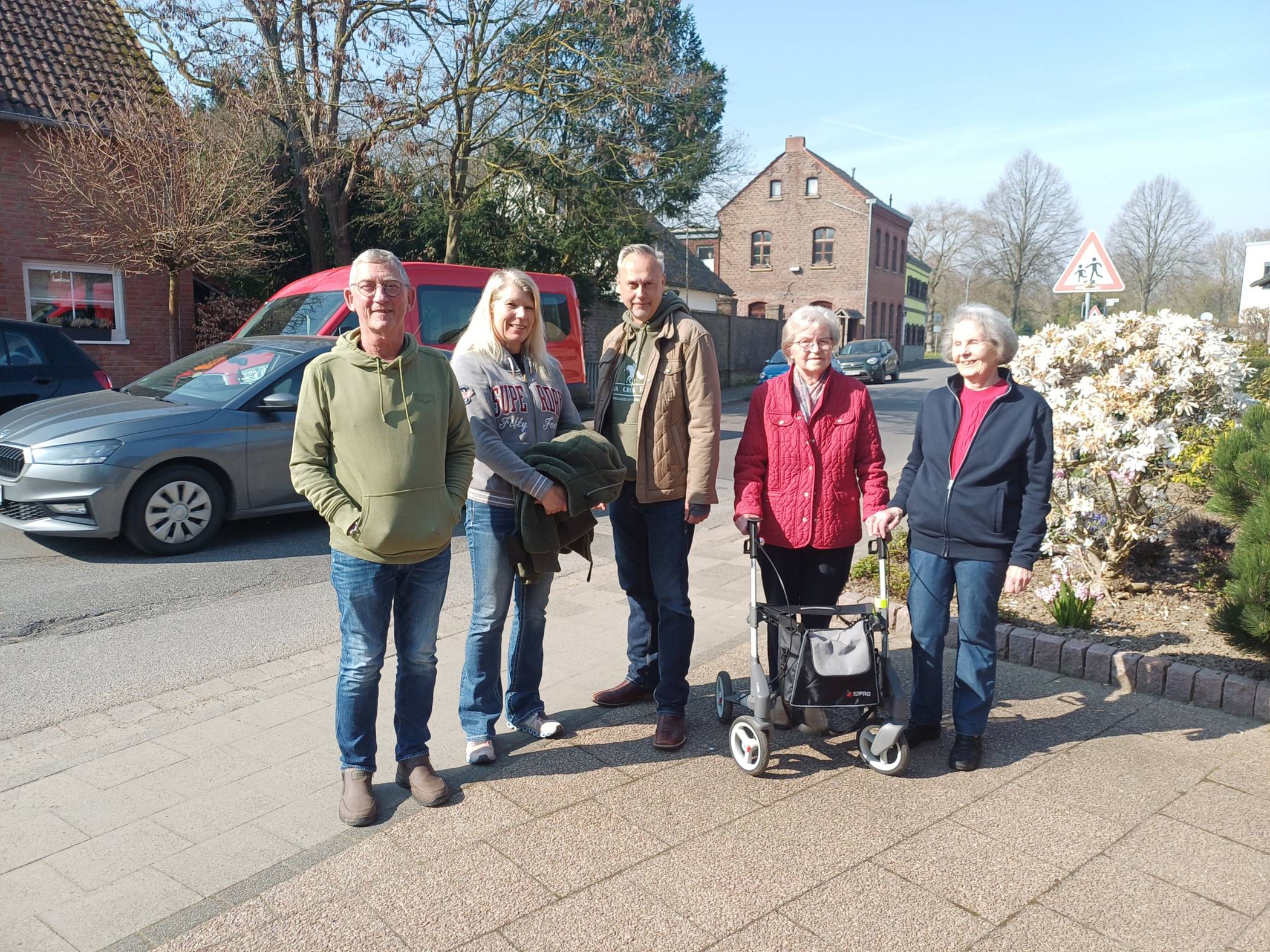  Haben genug von der Raserei auf der Neuenhovener Straße (von links): Norbert Brünell, Ursula und Heiko Heinrichs, Marianne Rademachers und Marlies Karuhn. 