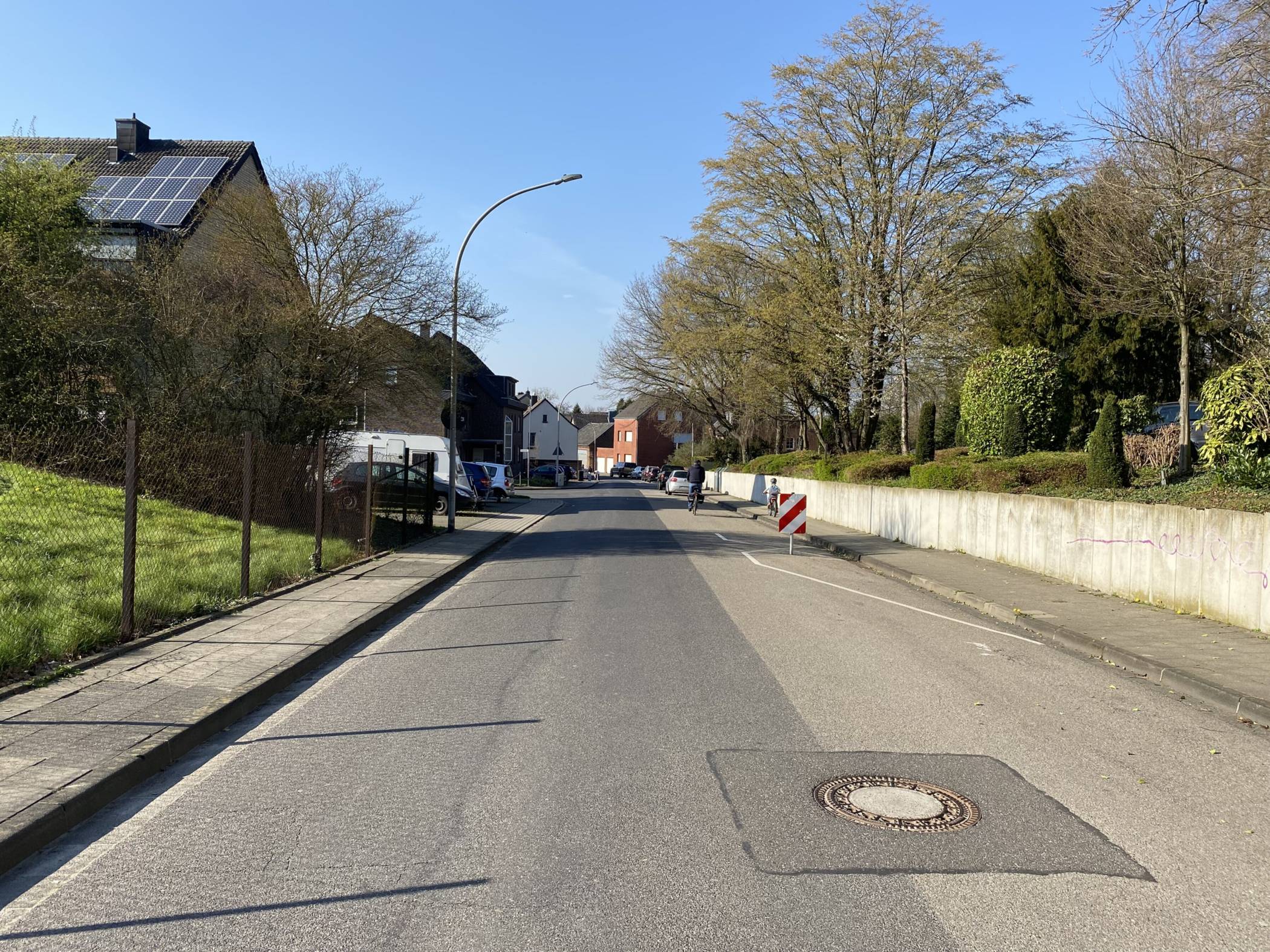 Anwohner der Neuenhovener Straße berichten, dass dort regelmäßig zu schnell von verschiedenen Verkehrsteilnehmern gefahren werde. Das führe zu brenzligen Situationen, beispielsweise für Reiter vom Oehmenhof oder für die Grundschüler auf ihrem Schulweg.