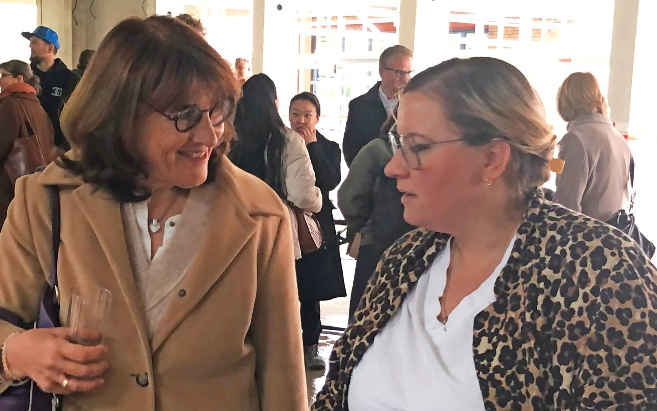 SPD-Frauen unter sich: Birgit Fiona Gericke und Gina Pänz, die einen „künftigen Schüler“ im Kinderwagen mitbrachte.