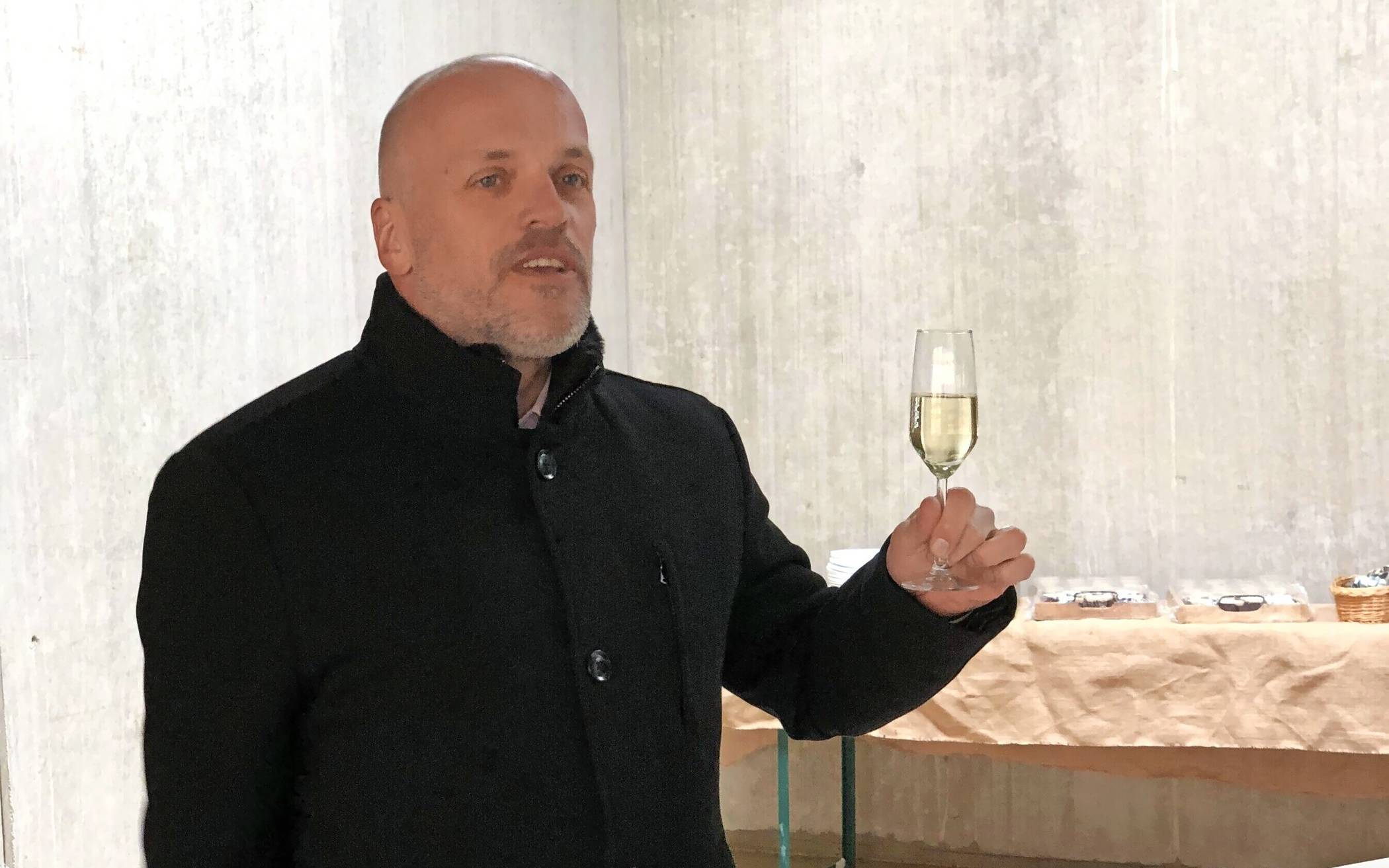 Dieses Glas Sekt lernte kurz nach dem Foto fliegen!