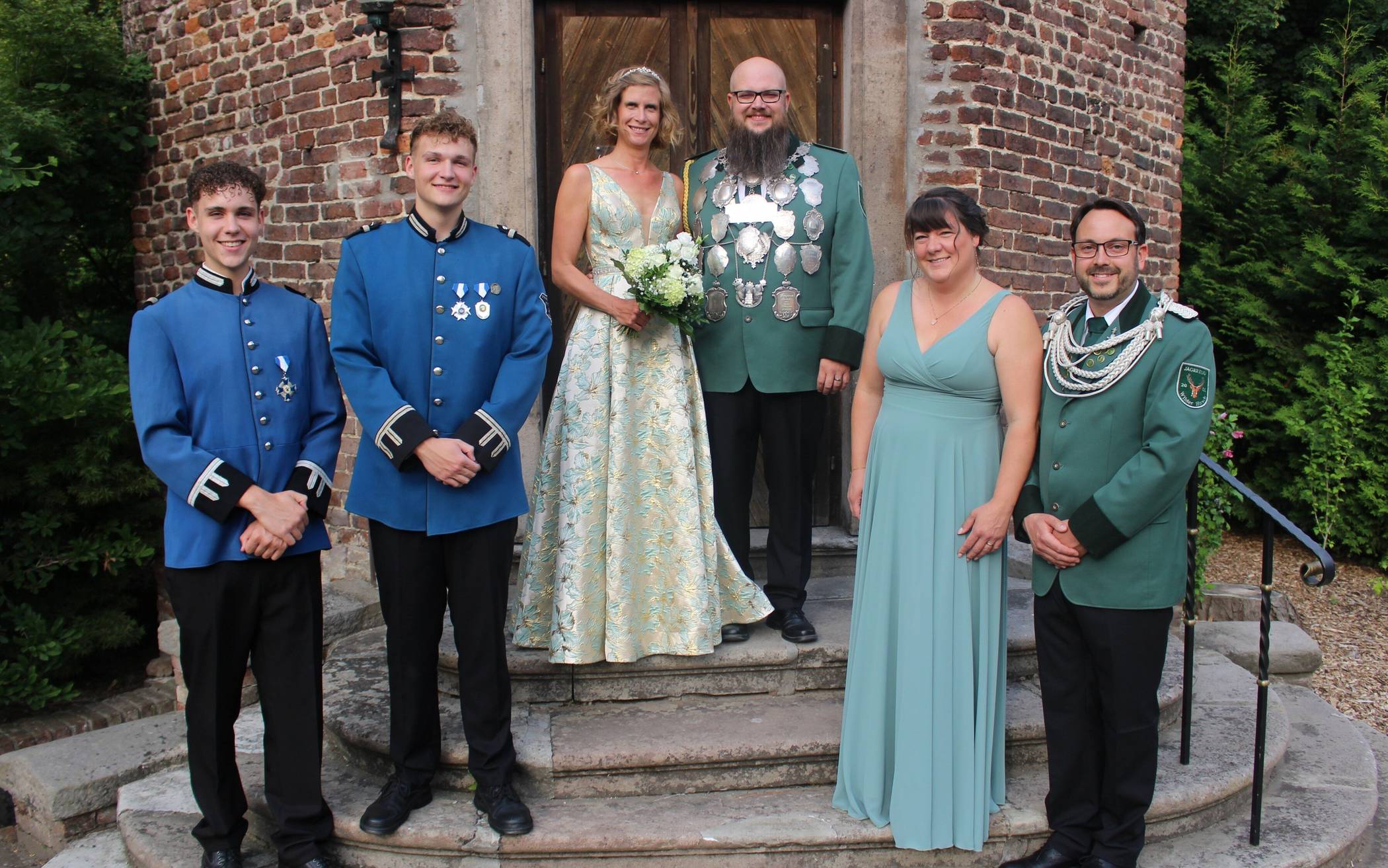 S. M. Philipp I. und I. M. Ricarda Döring mit den Ministern Hendrik und Erik Scho sowie Adjutantenpaar Barbara und Marco Noebel.  