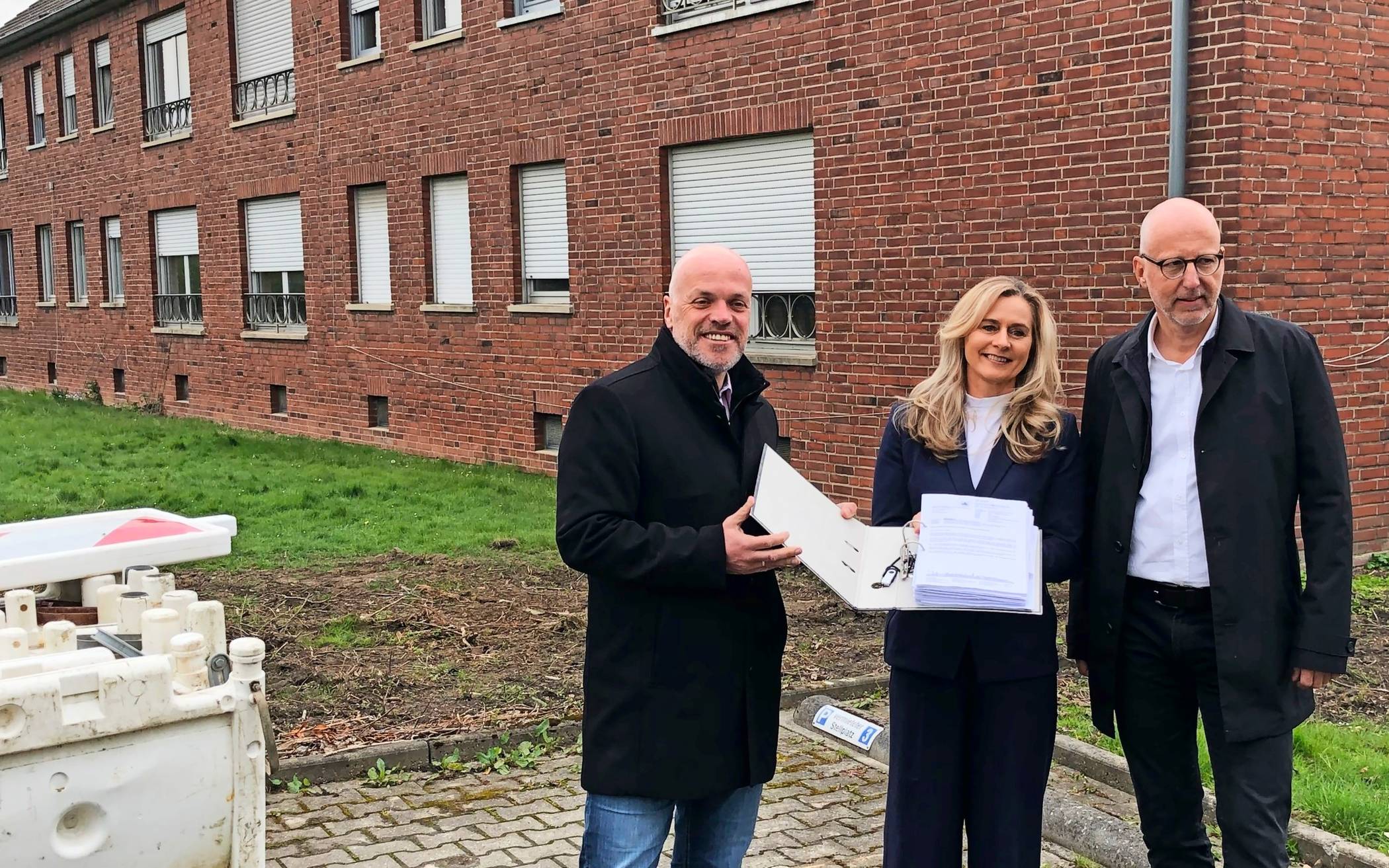  „Das Projekt steht beispielhaft für eine ausgewogene Verbindung von Wohnraumschaffung und nachhaltiger Stadtentwicklung“, betonte Bürgermeister Klaus Krützen beim Ortstermin mit den beiden Bauvereins-Spitzen in der Südstadt. 