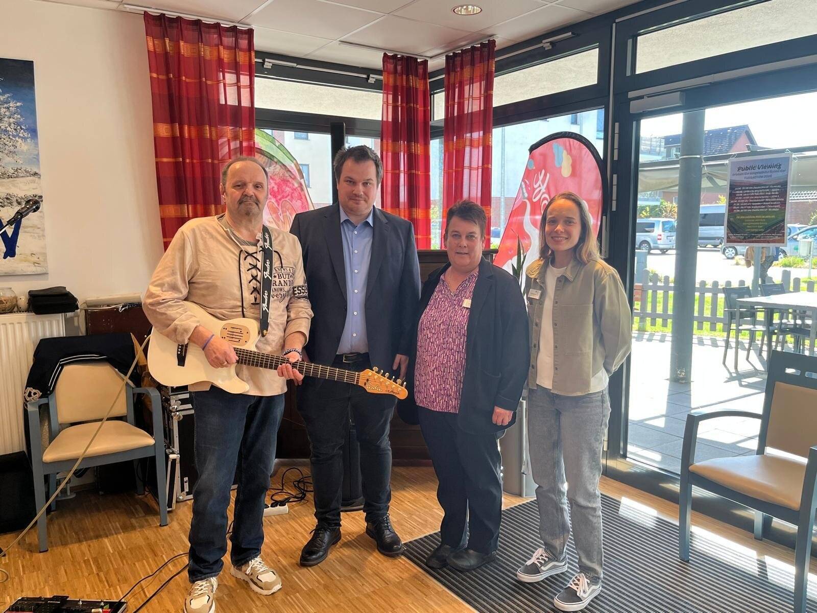  Von links: Stefan Thielen (Musiker), Patrick Nilgen (Idee und Organisation der Veranstaltung), Manuela Creder (Einrichtungsleitung vom Seniorenpark „carpe diem“) und Annabella Hintzen (Sozialarbeiterin vom Seniorenpark „carpe diem“).  