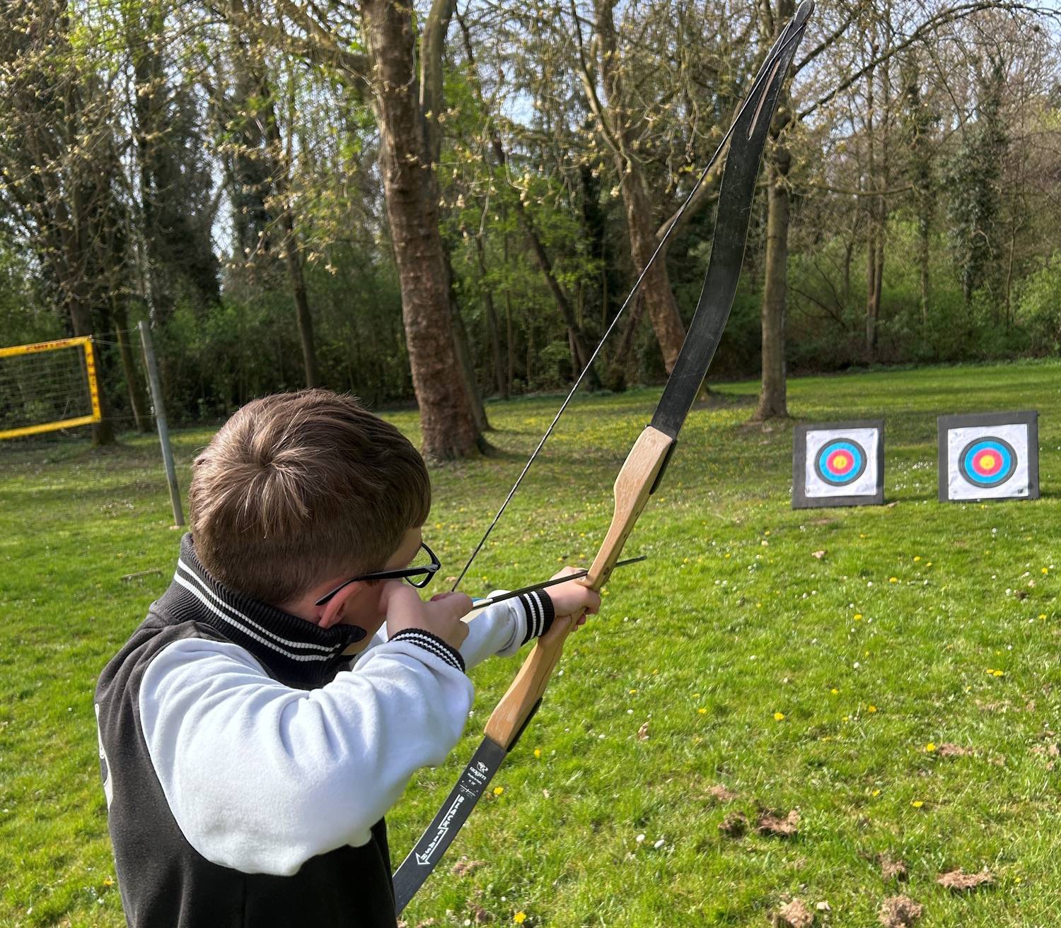  Bei der Premiere der Osterferienspiele im Bedburger Freibad durfte auch das bei den Kindern beliebte Bogenschießen nicht fehlen. 