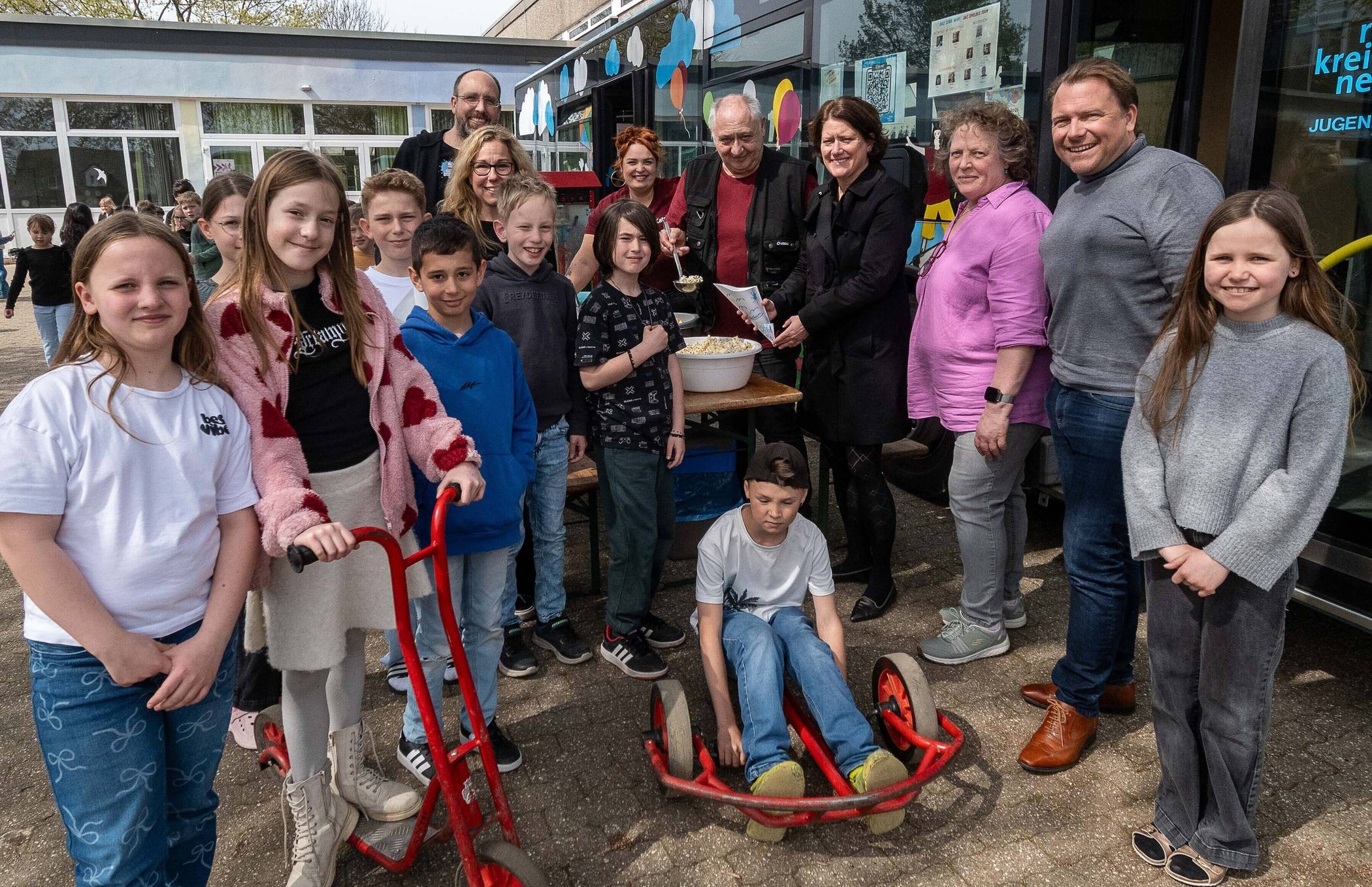  Landrätin Katharina Reinhold (Vierte von rechts) und Rommerskirchens Bürgermeister Martin Mertens (Zweiter von rechts) besuchten den Spielbus. 