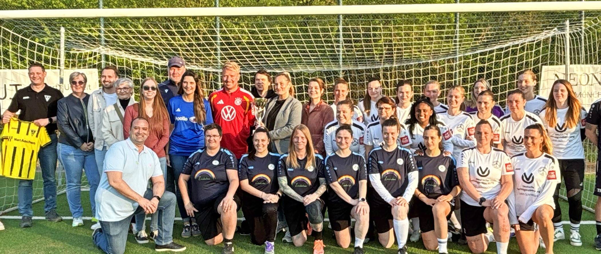  Ein sportliches Highlight der Pressekonferenz war der Besuch des ehemaligen Nationalspielers Mike Hanke, der im Anschluss die Damenmannschaft des 1. FC Süd trainierte.	 