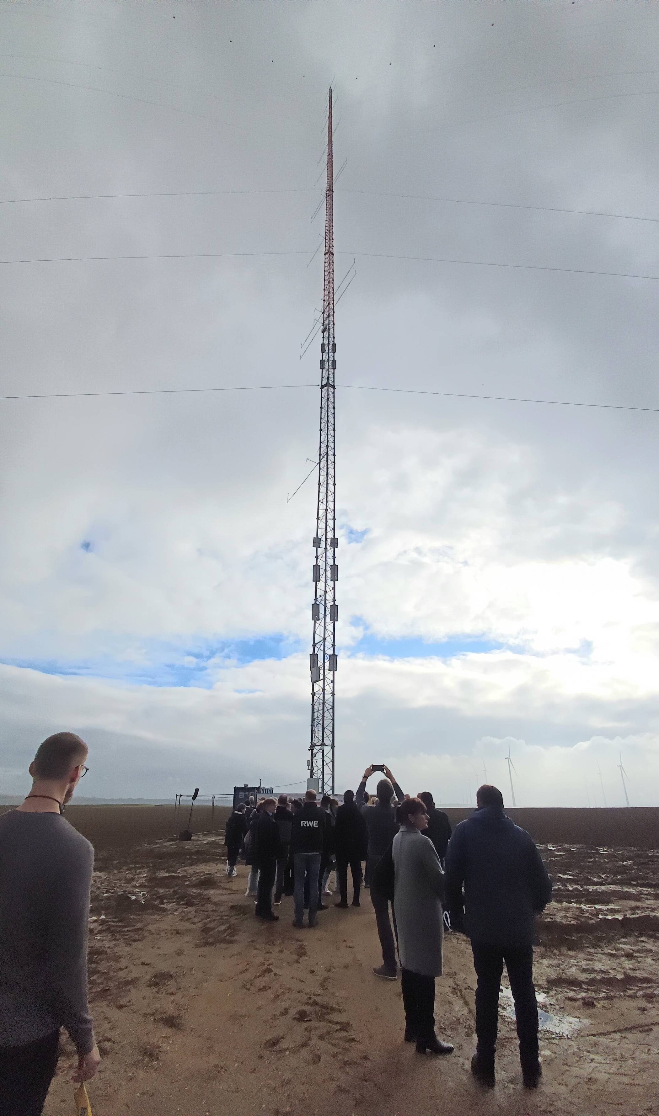  Im Oktober 2024 wurde der Windmessmast in Betrieb genommen.  