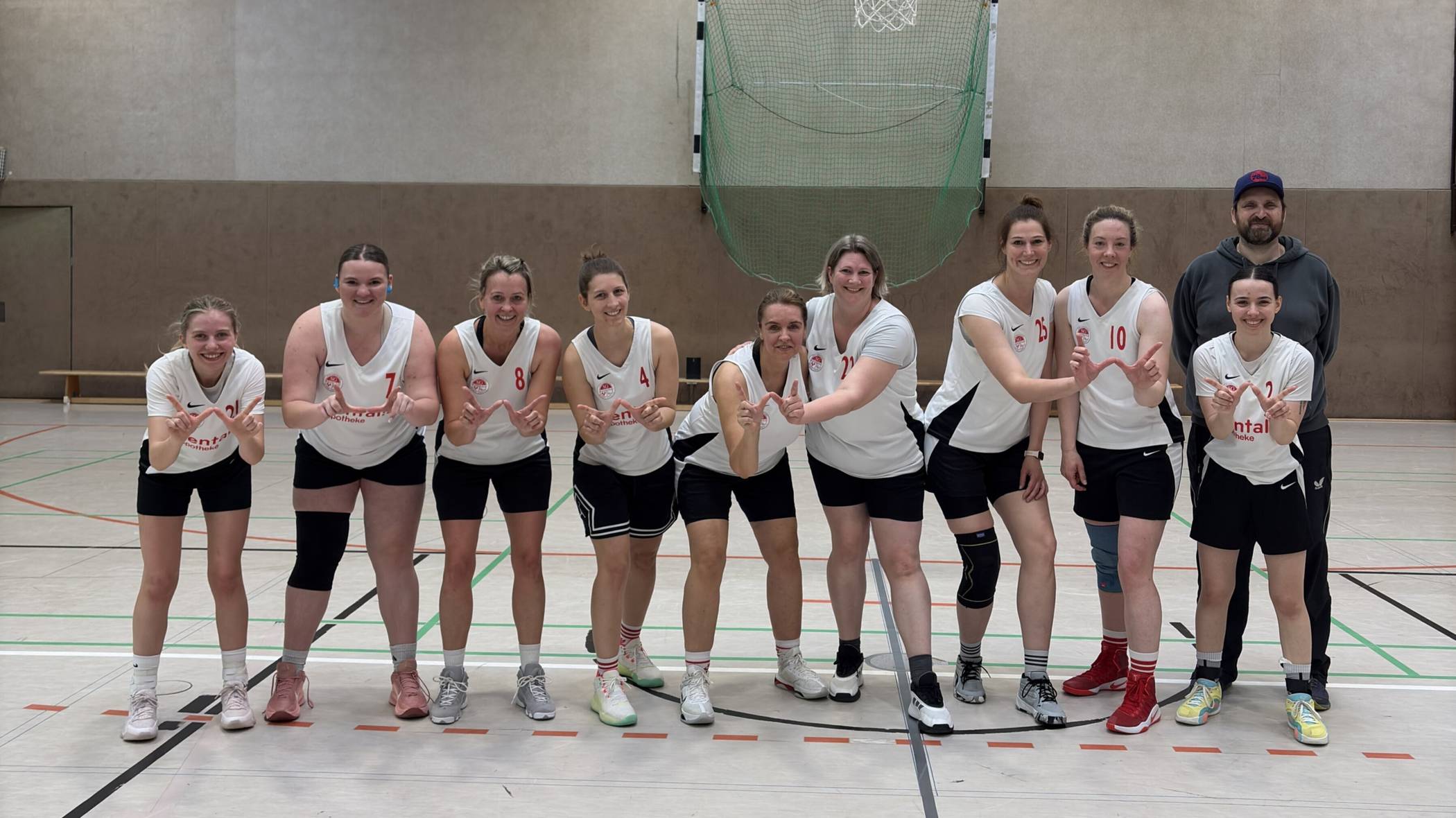  Was für ein Erfolg: Die Damenmannschaft der „Scorpions“ sichert sich den Meistertitel und steigt in die Landesliga auf. 