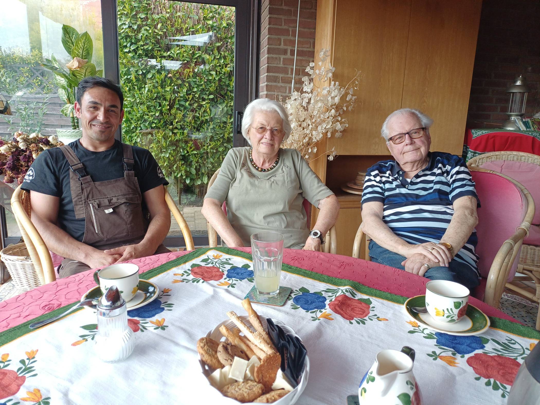 Christa Quellmann und Erhard Schiffer mit ihrem Schützling Haffizula Samadi. 