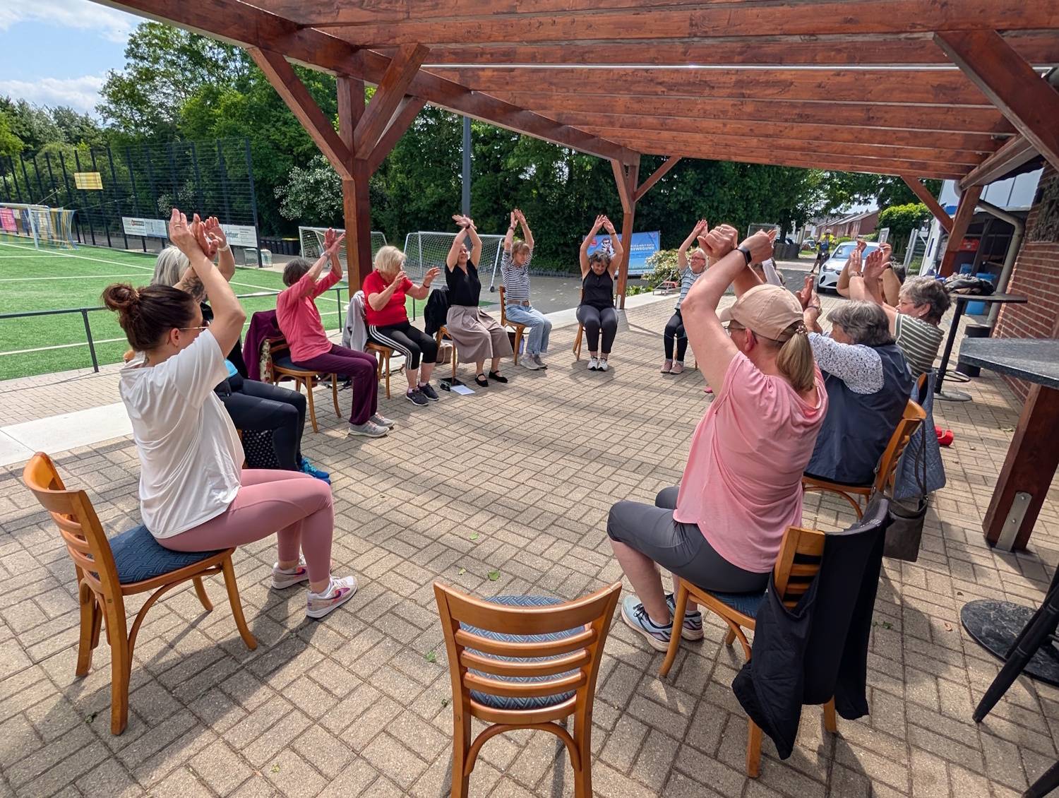 Auch inklusive Angebote bleiben ein wichtiger Bestandteil von „Sport im Park“: Formate wie Tanz im Sitzen, Yoga am Stuhl oder Gymnastik im Sitzen ermöglichen weiterhin Menschen mit eingeschränkter Mobilität die Teilnahme – ganz im Sinne eines offenen und gemeinschaftlichen Bewegungsangebots für alle.